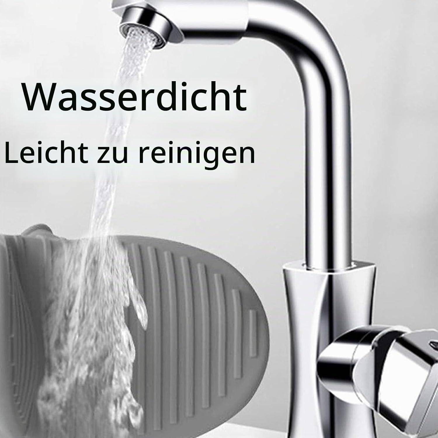 Chromwasserhahn mit Wasser, das auf eine graue Schuhsohle läuft, gekennzeichnet mit den deutschen Bezeichnungen „Wasserdicht