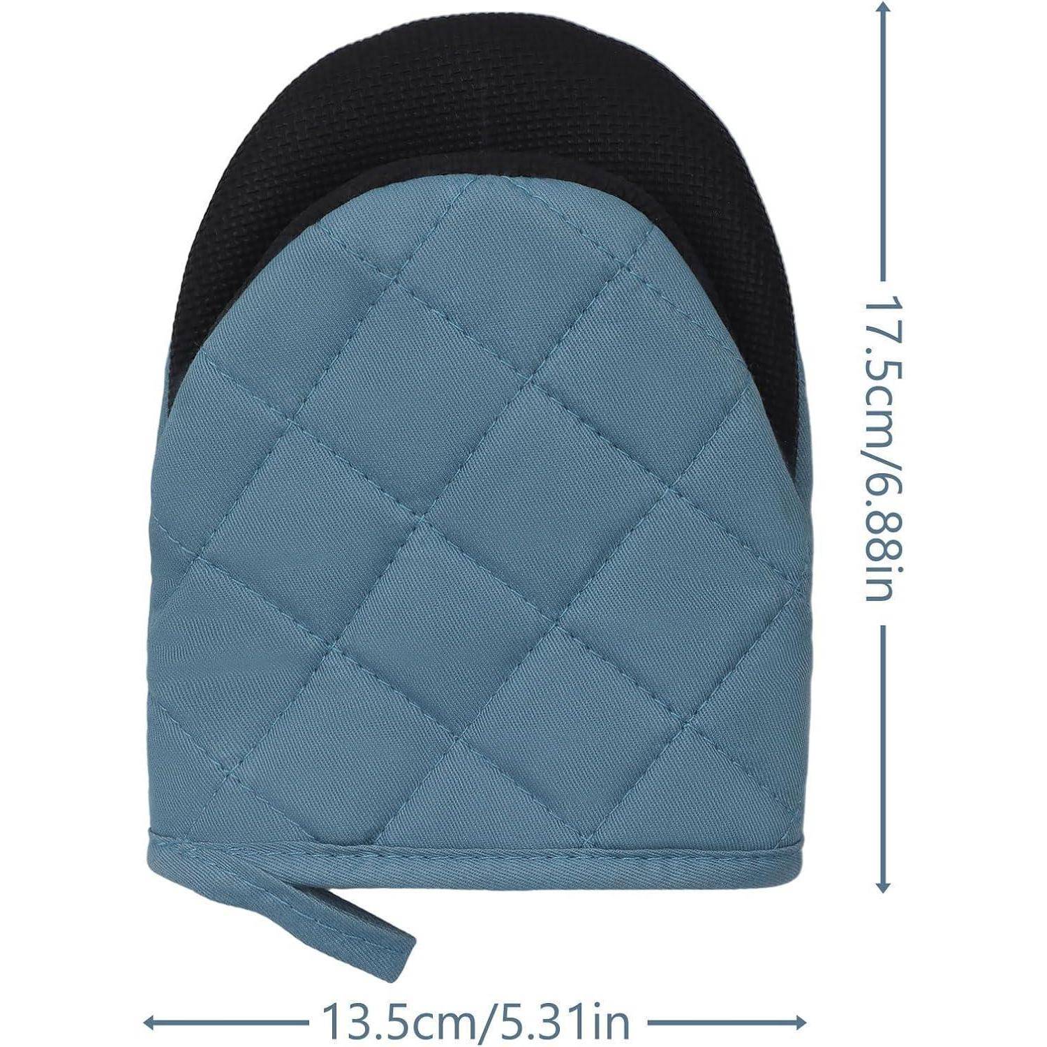 Blaue gesteppte Ofenhandschuhe mit schwarzer Einfassung und Aufhängeschlaufe, gezeigt mit Größenangaben: 17,5 cm hoch und 13,5 cm breit.