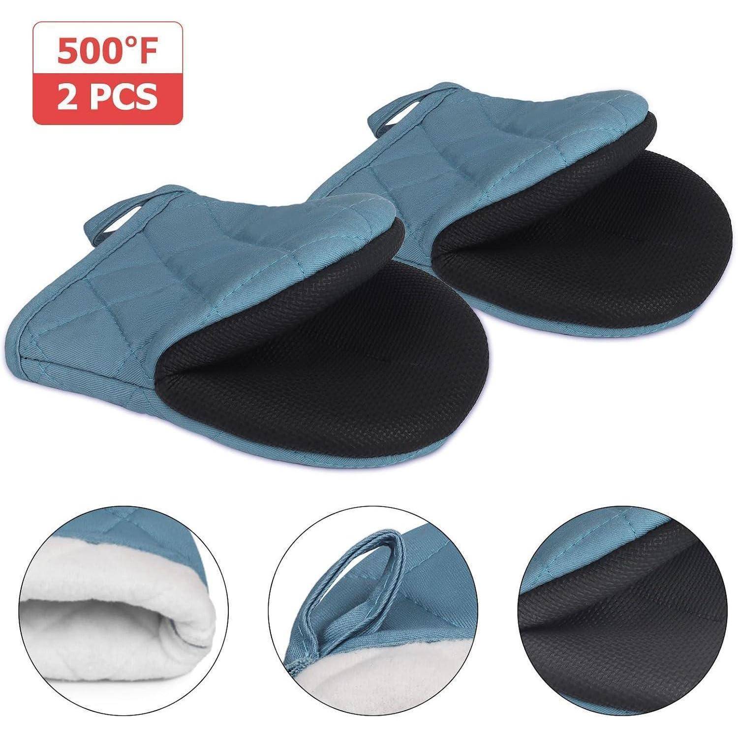 Paar blauer gesteppter Ofenhandschuhe oder Topflappen mit der Aufschrift „500°F