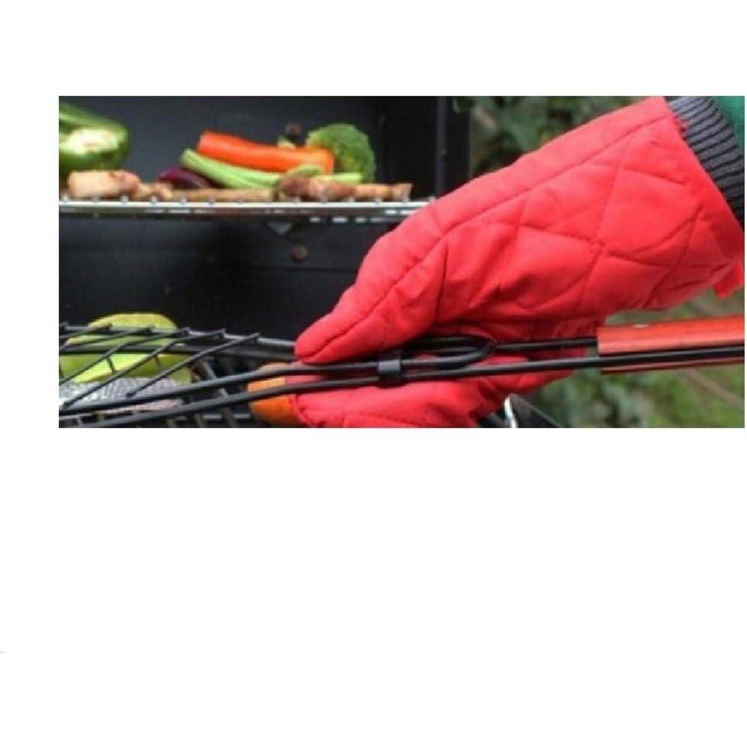 Person in einem roten Ofenhandschuh passt einen Grillkorb mit kochendem Gemüse auf einem Grill an.