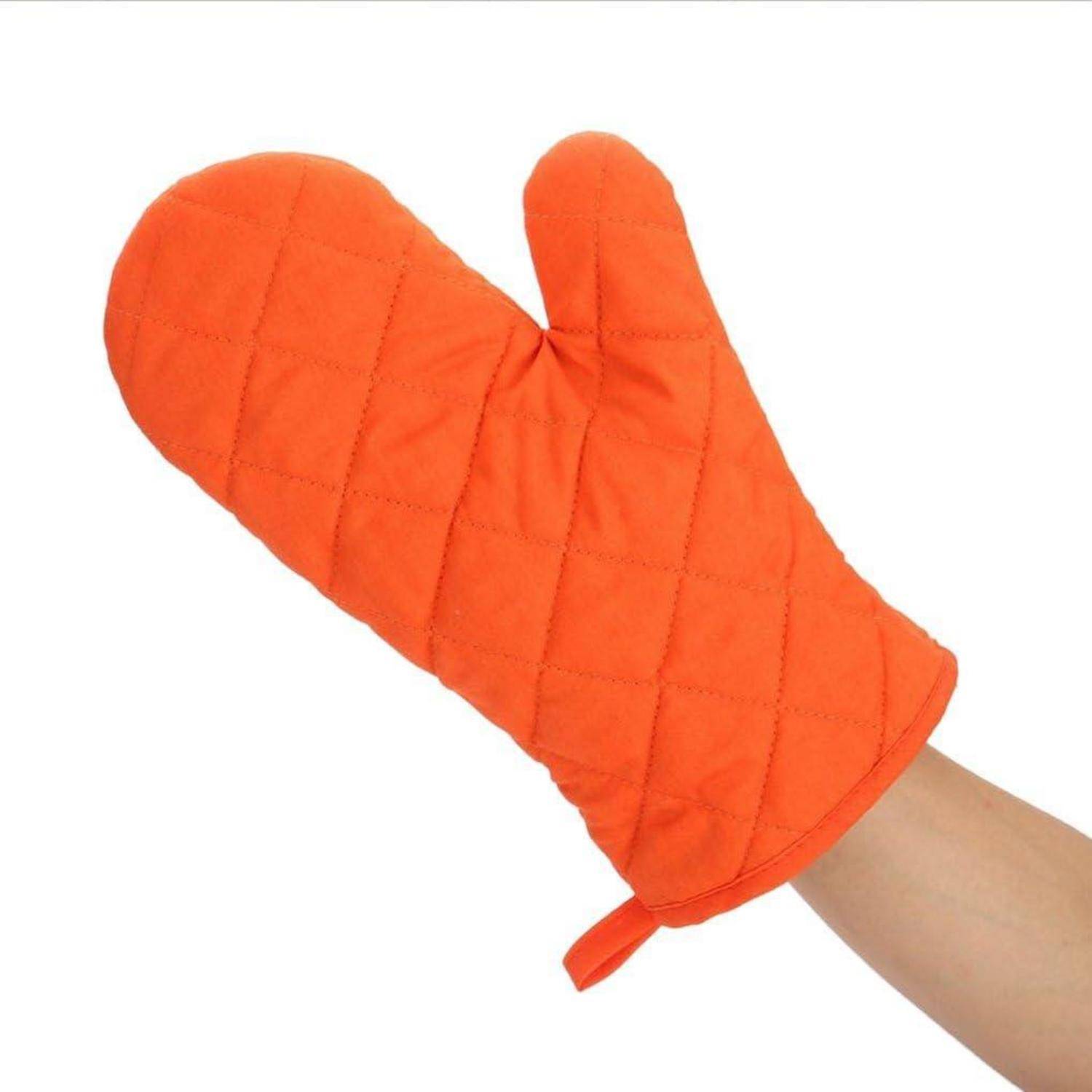 Orangener gesteppter Ofenhandschuh an der Hand einer Person vor weißem Hintergrund.