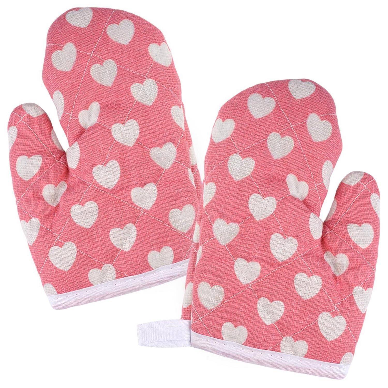 Paar rosa gesteppte Ofenhandschuhe mit weißem Herzmuster und Aufhängeschleifen auf weißem Hintergrund.