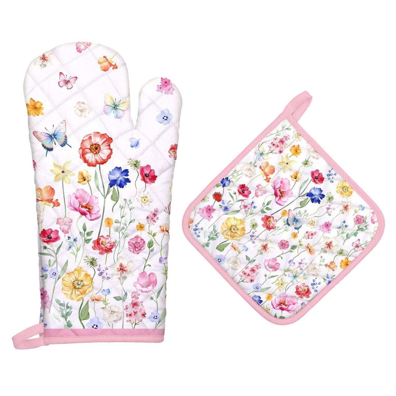 Gesteppter Blumenmuster-Ofenhandschuh und passendes quadratisches Topflappen mit rosa Besatz und Aufhängeschleifen auf weißem Hintergrund.