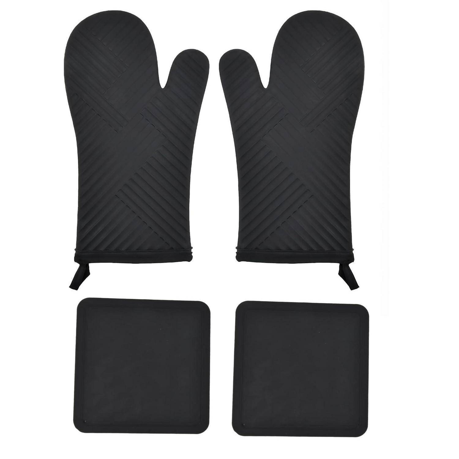 Paar schwarze Ofenhandschuhe und zwei quadratische schwarze Topflappen auf weißem Hintergrund.