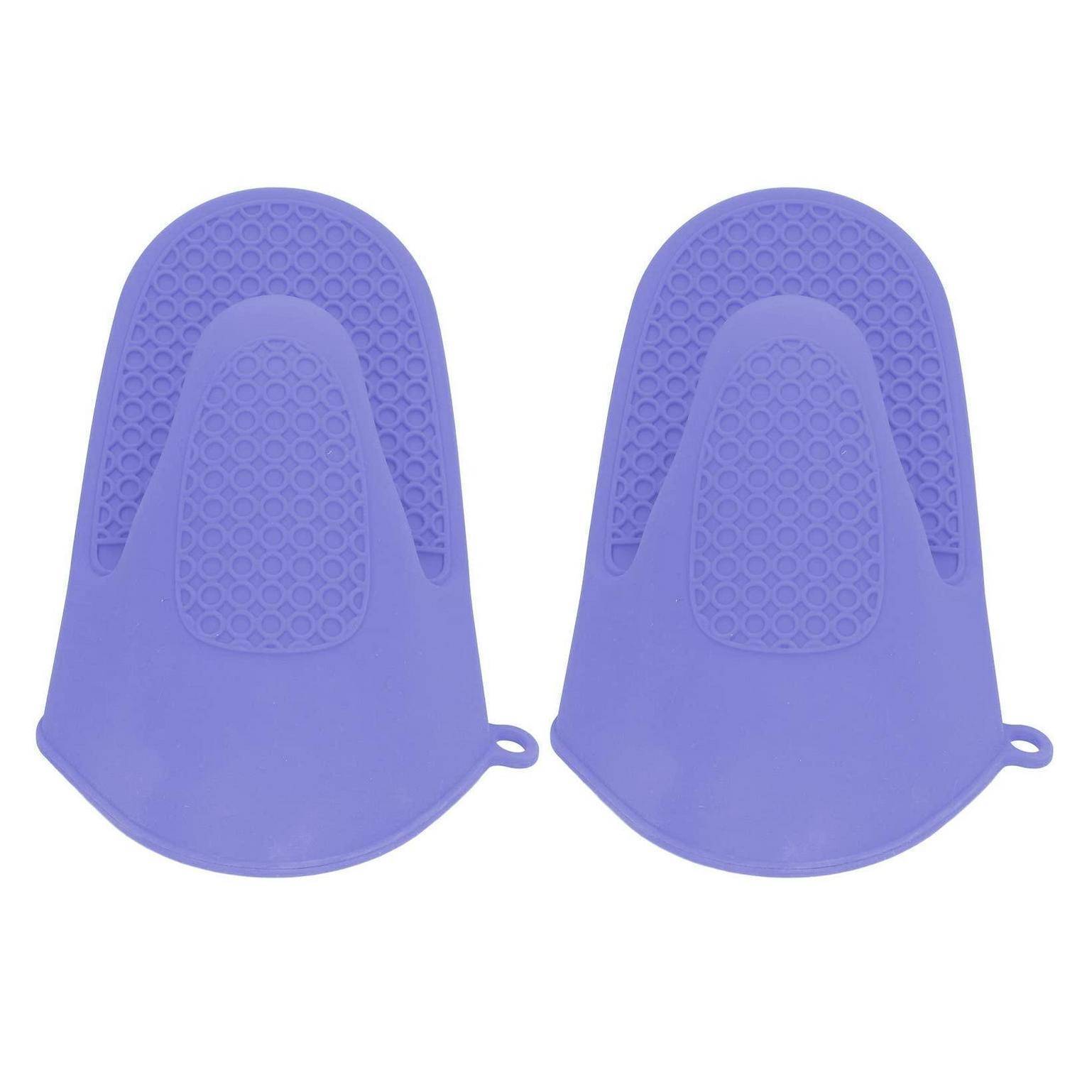 Paar violette Silikon-Ofenhandschuhe mit strukturierten Griffoberflächen und Aufhängeschleifen, nebeneinander auf weißem Hintergrund gezeigt.