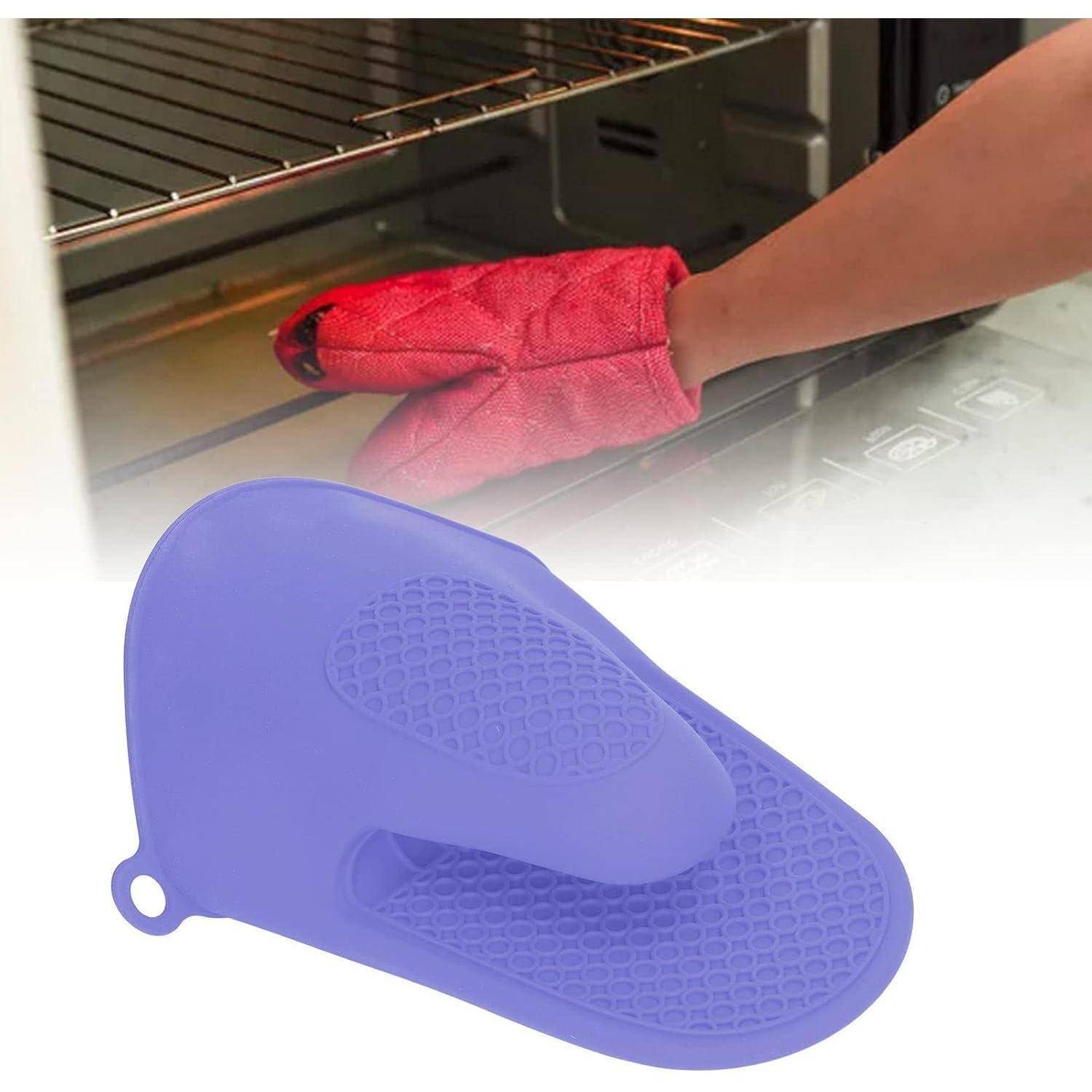 Violetter Silikon-Ofenhandschuh mit strukturierter Griffoberfläche und Aufhängeschlaufe, dargestellt beim Schutz einer Hand, die in einen heißen Ofen greift.