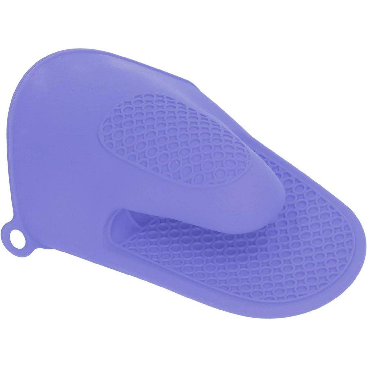 Violetter Silikon-Ofenhandschuh mit strukturierter Griffoberfläche und Aufhängeschlaufe auf weißem Hintergrund.