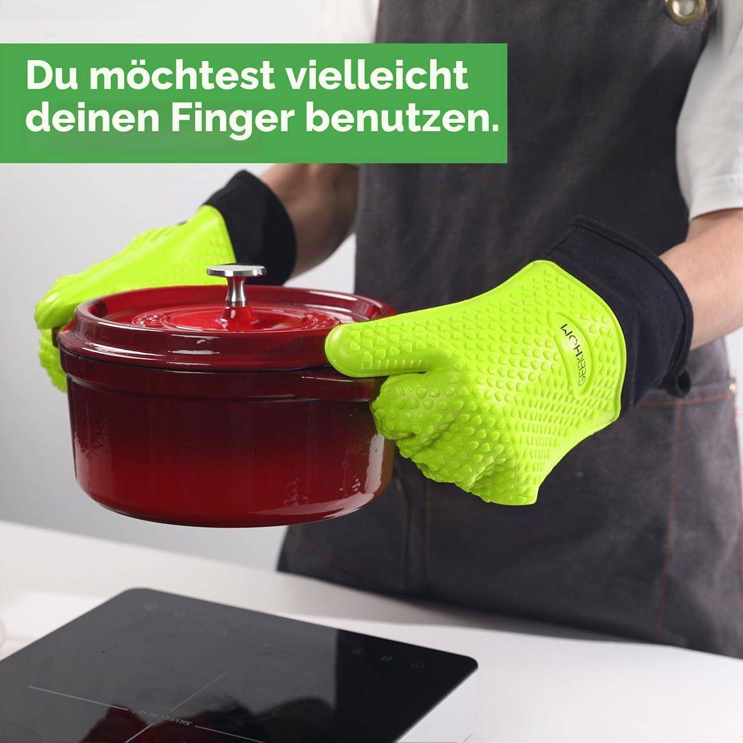 Person in neongrünen Ofenhandschuhen hält einen roten Topf mit Deckel; deutscher Text sagt „Du möchtest vielleicht deinen Finger benutzen.