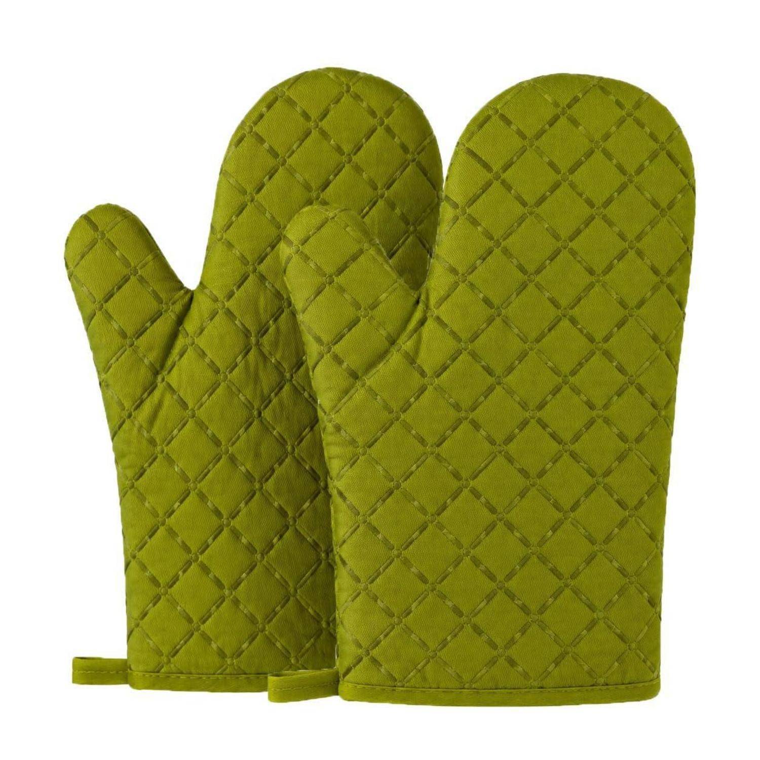 Paar grüne gesteppte Ofenhandschuhe mit Rautensteppung, von vorne und hinten auf weißem Hintergrund gezeigt.