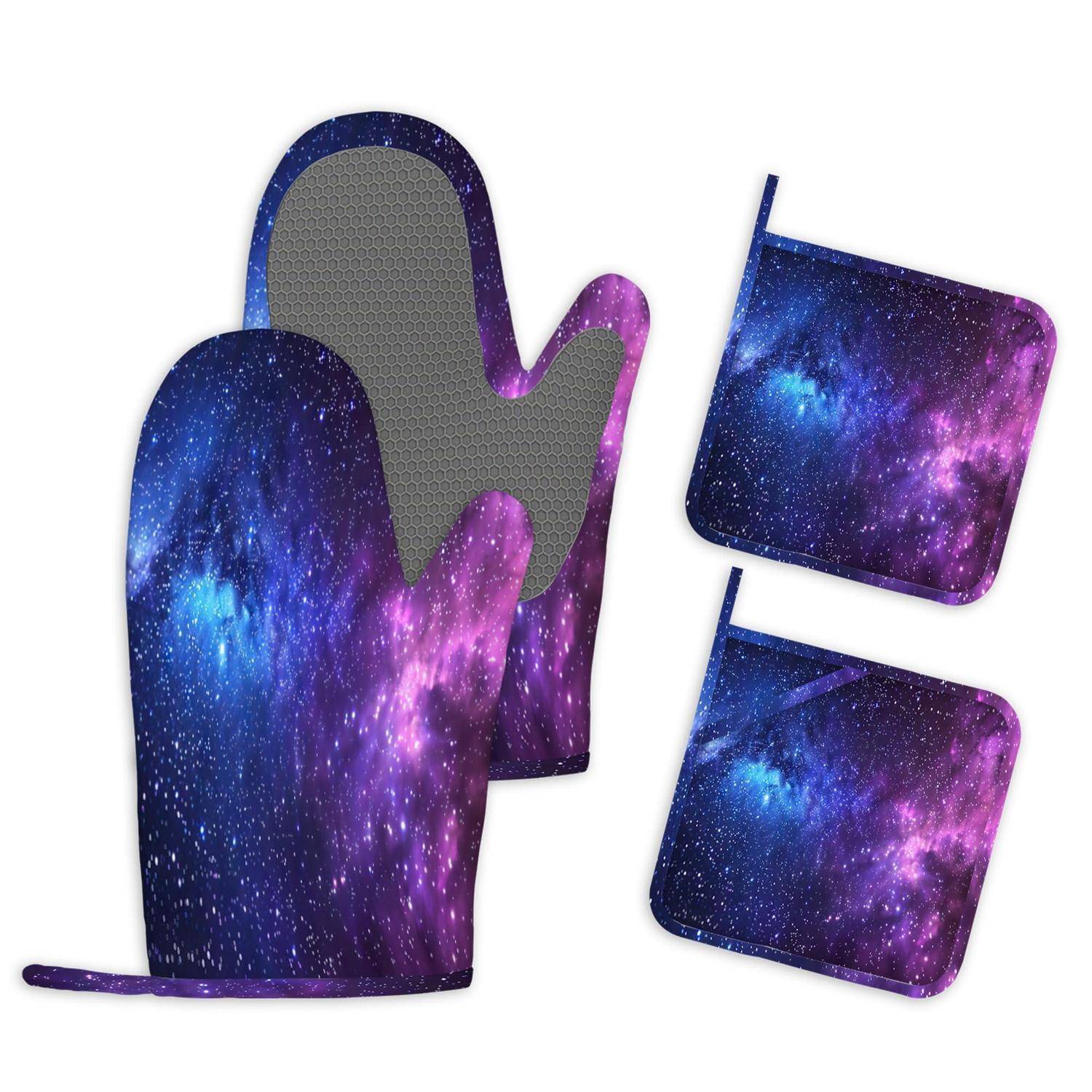 Galaxy-Muster Ofenhandschuh-Set mit zwei Handschuhen und zwei passenden Topflappen, violettes und blaues Weltraummuster auf weißem Hintergrund.