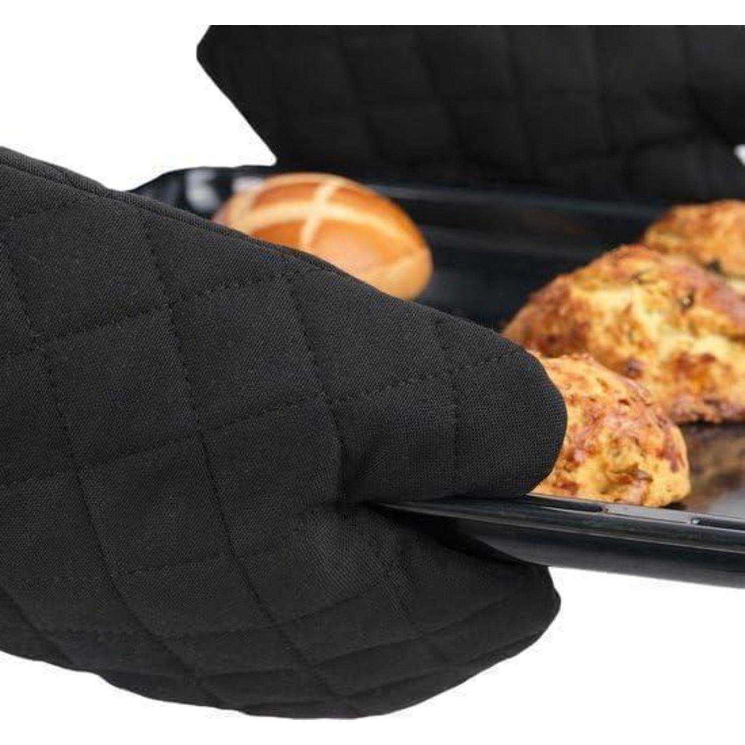 Schwarzer Ofenhandschuh, der ein Backblech mit frischen Brötchen und Gebäck hält, was auf gerade aus dem Ofen entnommene heiße Lebensmittel hindeutet.