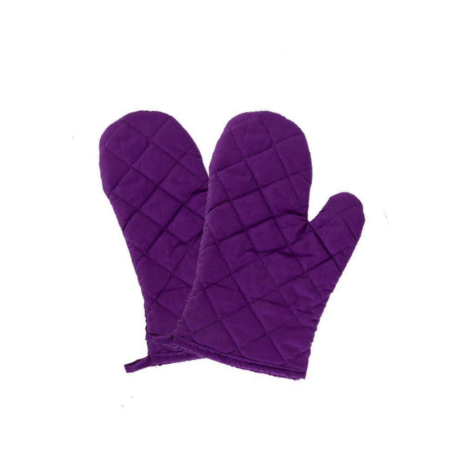 Paar violetter gesteppter Ofenhandschuhe auf weißem Hintergrund.