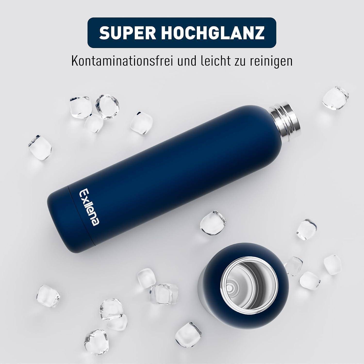 Blaue Exllena-Flasche mit superglänzender Oberfläche und abgenommenem Verschluss, umgeben von Eiswürfeln; Text liest sich wie folgt: „SUPER HOCHGLANZ