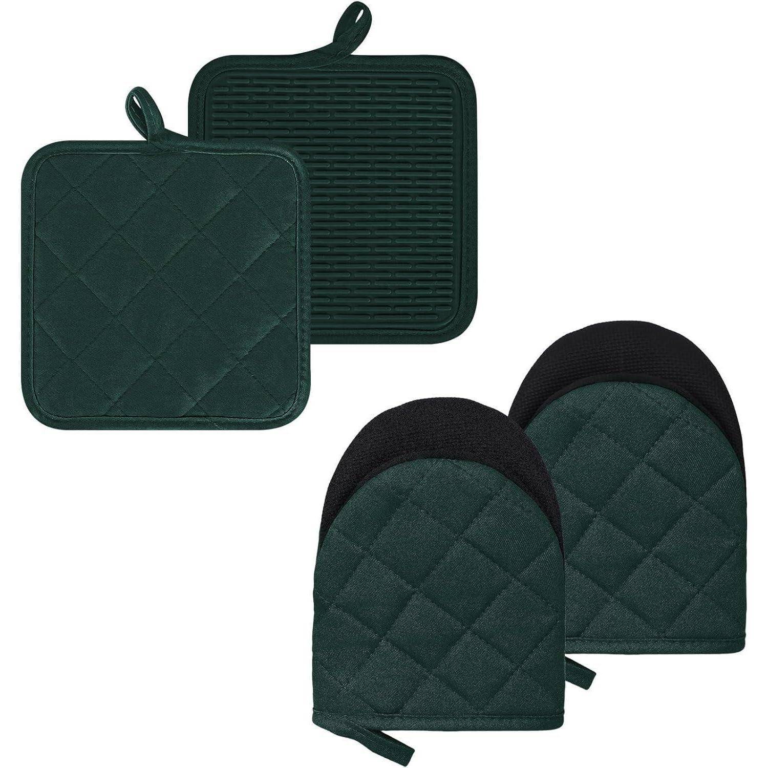Dunkelgrünes gestepptes Küchentextil-Set: zwei quadratische Topflappen und zwei passende Ofenhandschuhe auf weißem Hintergrund.