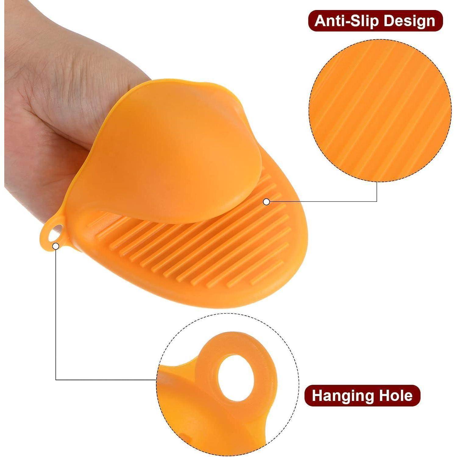 Orangener Silikon-Ofenhandschuh, in der Hand gezeigt, hebt die rutschfesten Rillen und ein Aufhängeloch zur Lagerung hervor.