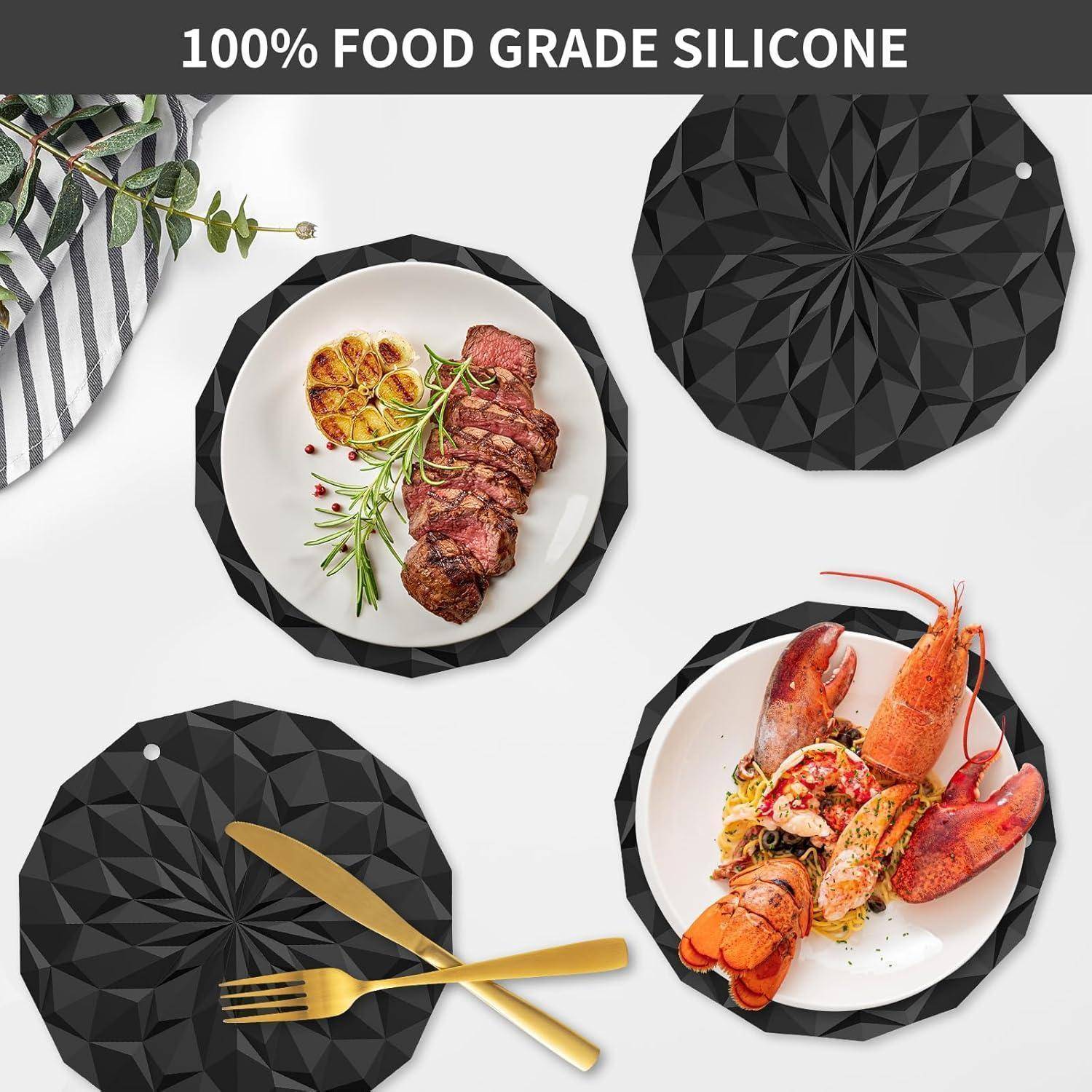 Schwarze facettierte Silikonuntersetzer/Unterlagen aus 100% Lebensmittelsilikon, dargestellt unter Tellern mit Steak und Meeresfrüchten, mit der Beschriftung „100% LEBENSMITTELSILIKON