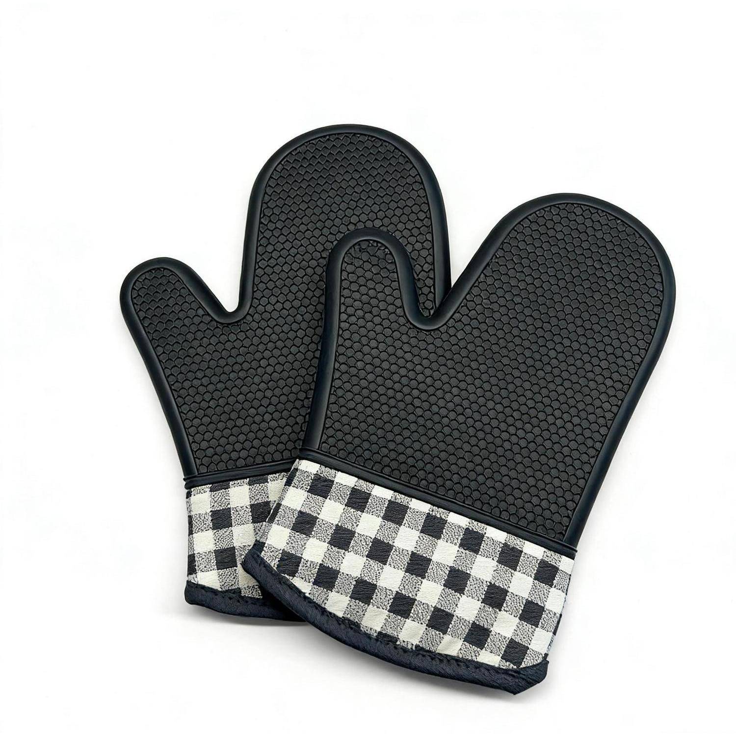 Paar schwarze Ofenhandschuhe mit karierten Manschetten, übereinander liegend auf weißem Hintergrund.