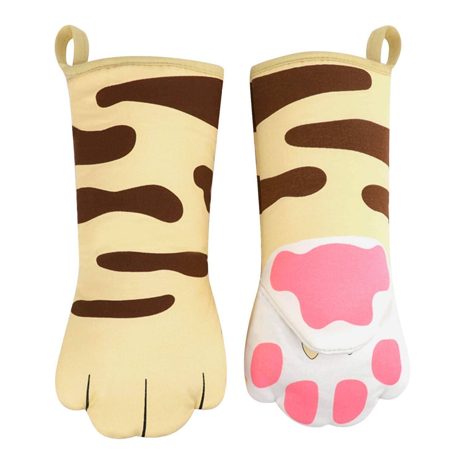 Paar beige Ofenhandschuhe mit braunen tigerähnlichen Streifen; einer zeigt ein rosa-weißes Pfotendruck-Design.