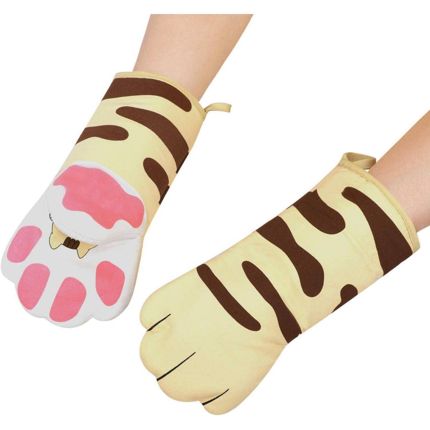 Paar tigerthematischer Handschuhe mit Pfotenmuster an zwei Armen, mit beige und braunen Streifen und rosa Pfotenballen.