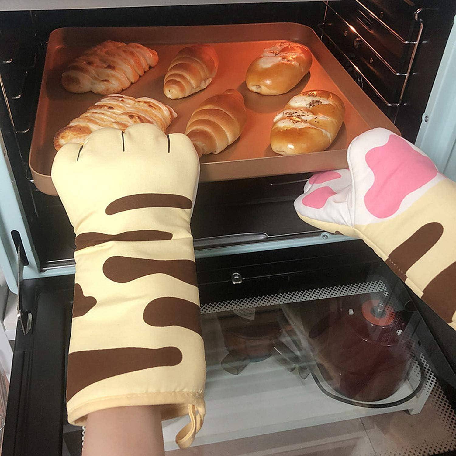 Ofeninneres mit einem Tablett mit gebackenen Croissants und Brötchen, während Hände in tiergemusterter Ofenhandschuhe das Tablett herausnehmen.