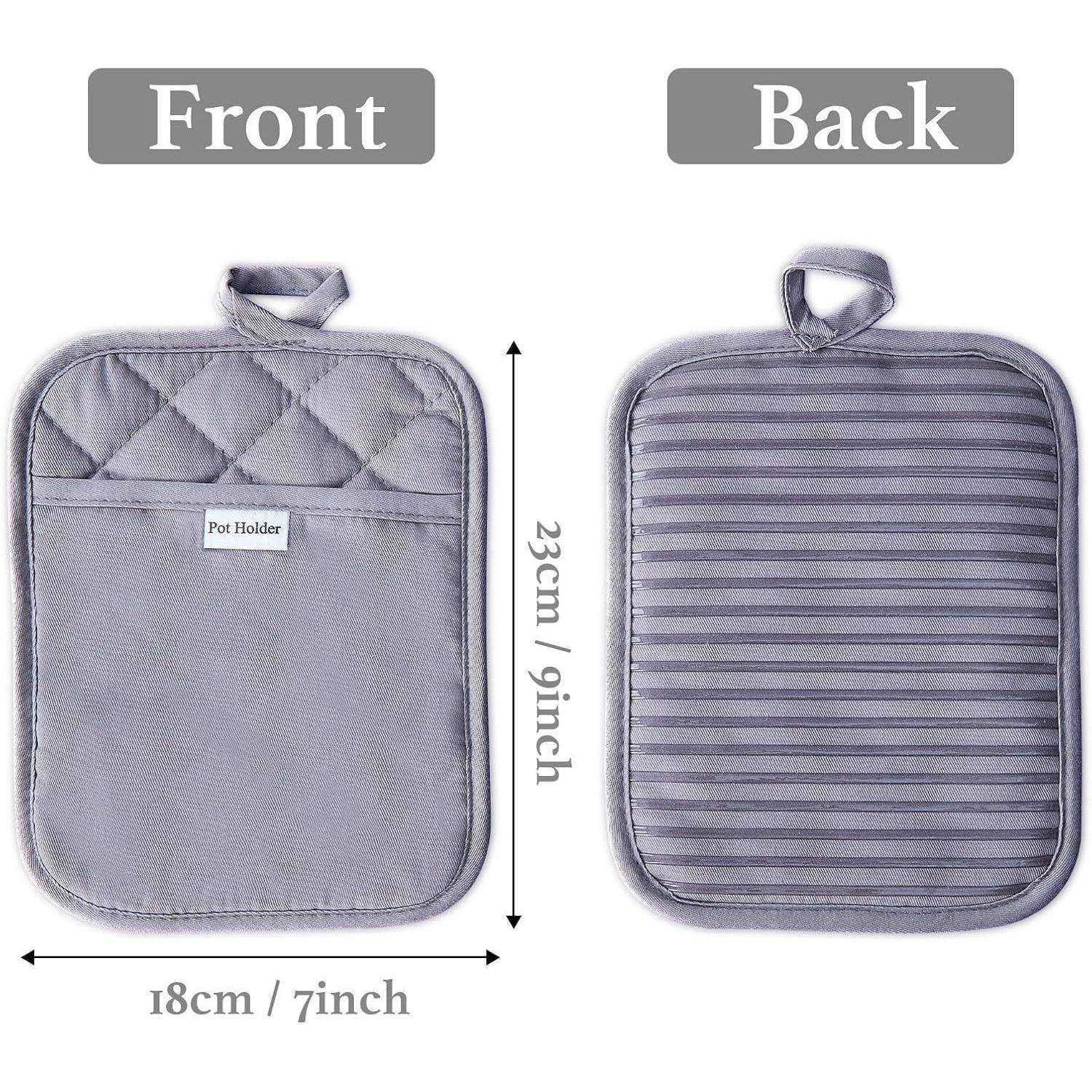 Grauer gesteppter Topflappen, von vorne und hinten gezeigt, mit Beschriftung 18 cm x 23 cm, mit Aufhängeschlaufe und Vordertasche.