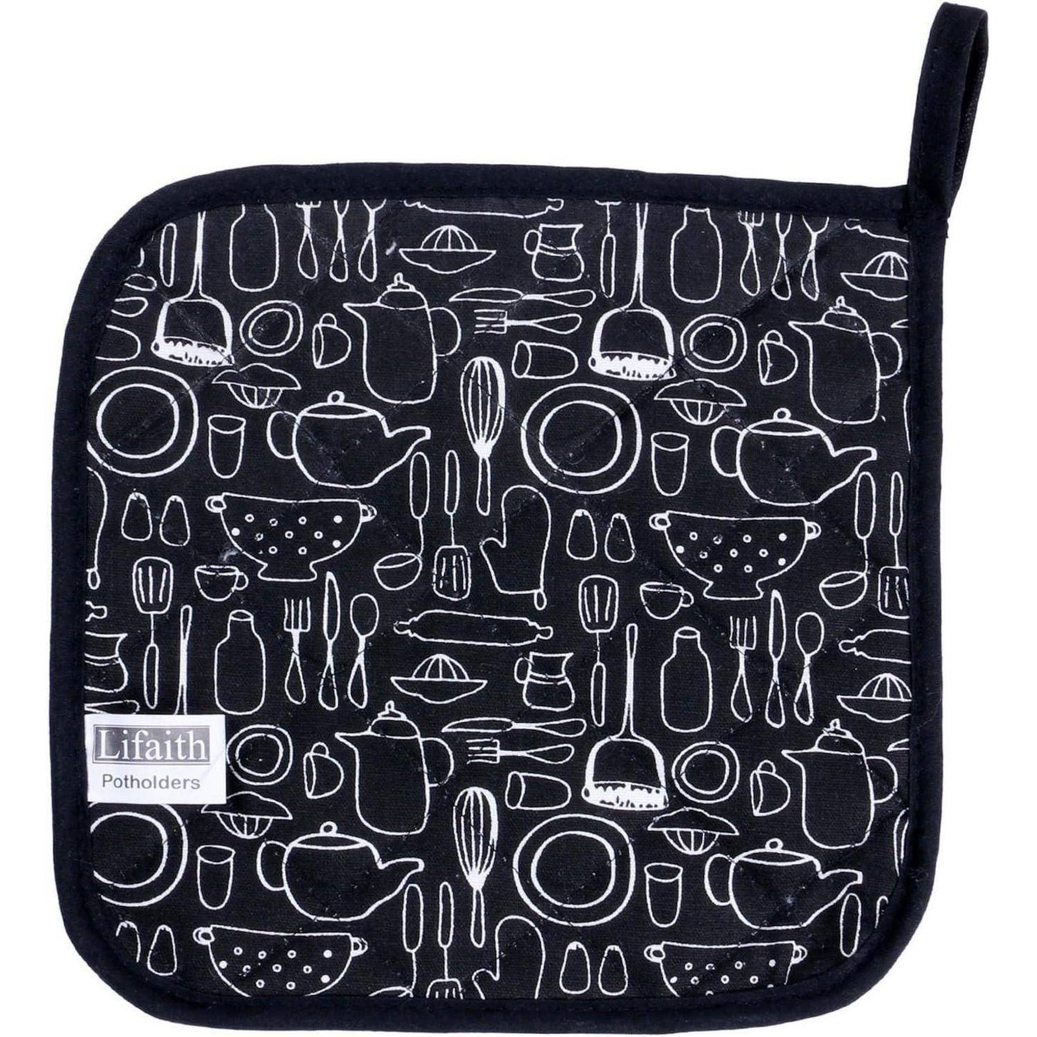 Schwarzer gesteppter Topflappen mit Aufhängeschlaufe, bedeckt mit einem weißen Muster aus Küchenutensilinen und Kochgeschirr; mit der Aufschrift „Lifaith Potholders