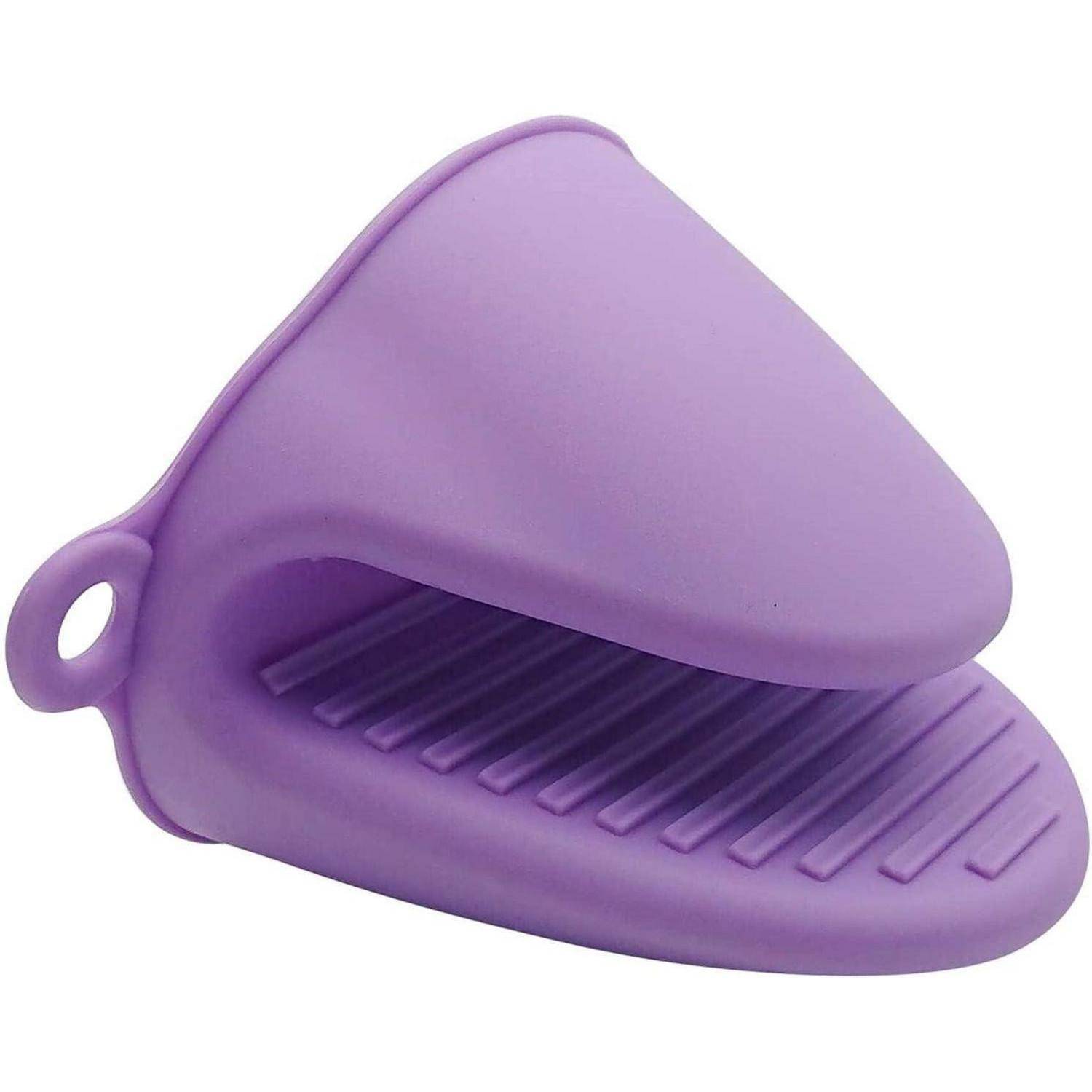 Violetter Silikon-Ofenhandschuh mit gerippter Grifffläche und Aufhängeschlaufe, geöffnet gezeigt zum Schutz der Hände vor Hitze.