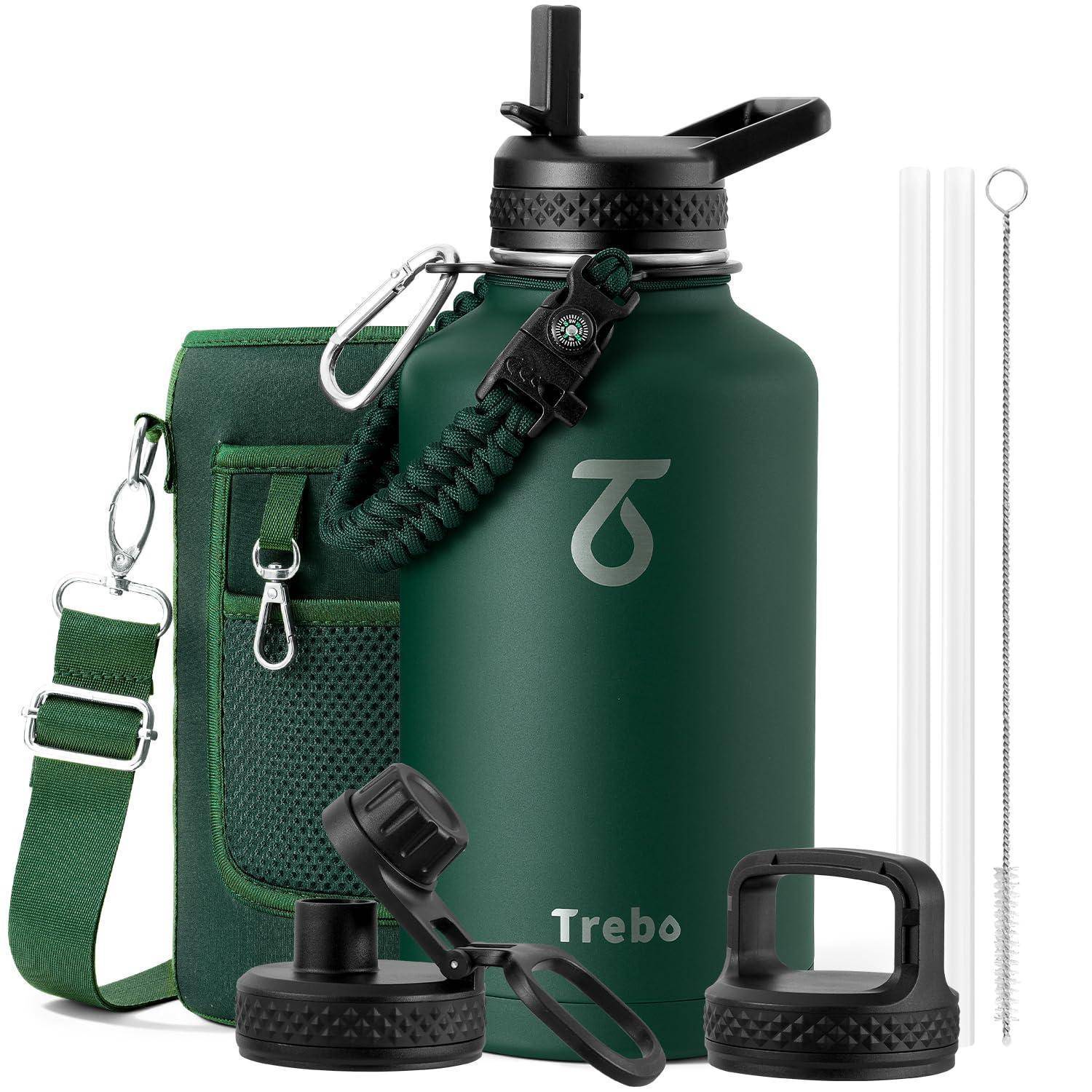 Grüne isolierte Wasserflasche mit schwarzem Deckel, Schultergurt und Transporttasche, gezeigt mit zwei zusätzlichen Deckeln und zwei Reinigungsbürsten.