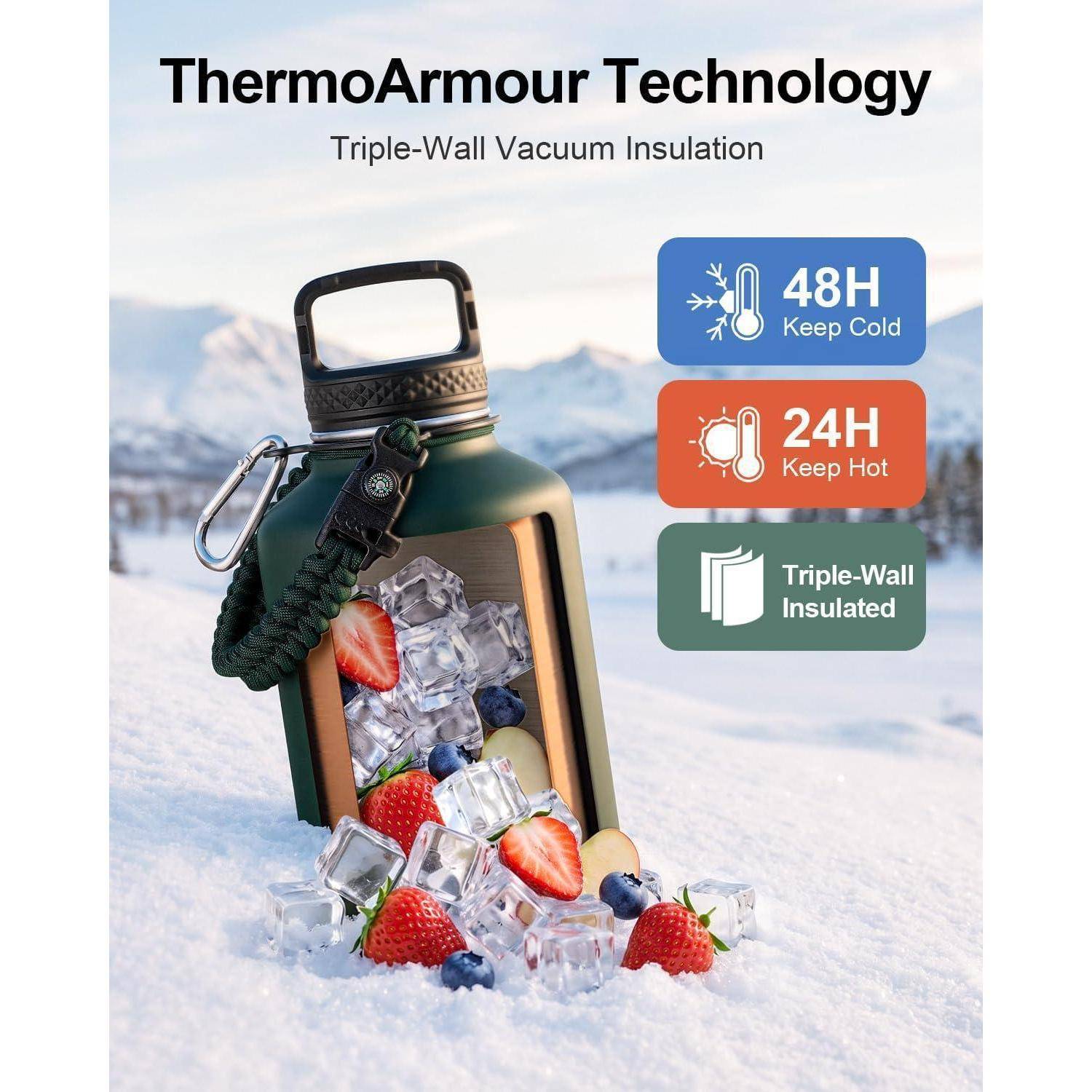 Isolierte grüne Flasche im Schnee mit Eis und Erdbeeren; Text sagt „ThermoArmour Technology