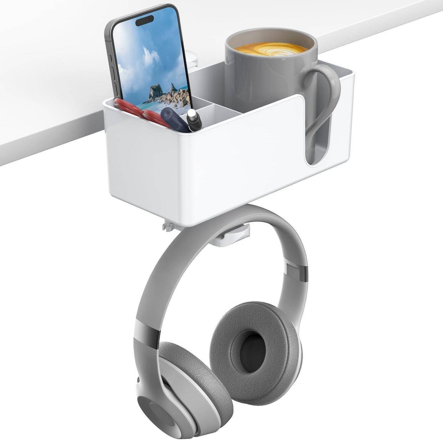 Ein weißer Schreibtisch-Organizer zum Einhängen, der ein Smartphone und eine Tasse hält, mit Over-Ear-Kopfhörern, die darunter hängen, befestigt an einer Tischkante.