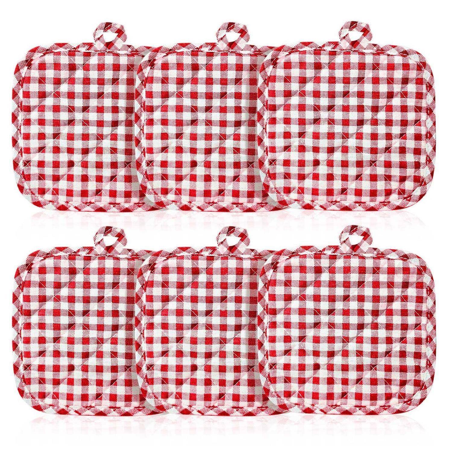 Sechs rot-weiß karierte quadratische Topflappen oder Untersetzer in zwei Reihen zu je drei auf weißem Hintergrund angeordnet.