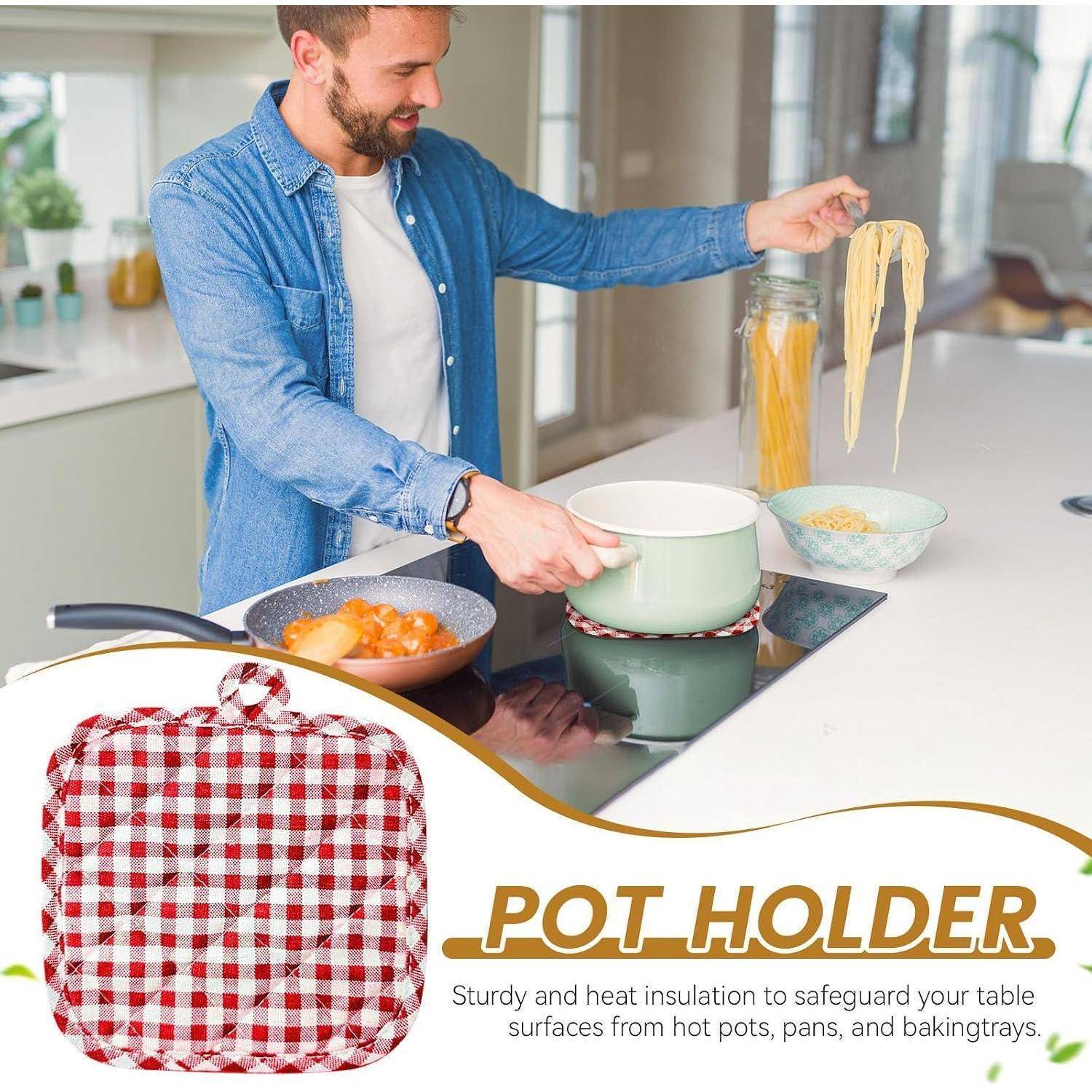 Mann kocht Pasta in einer modernen Küche mit einem Topflappen; in der Produktanzeige sind ein rot karierter Topflappen und der Text „TOPFLAPPEN