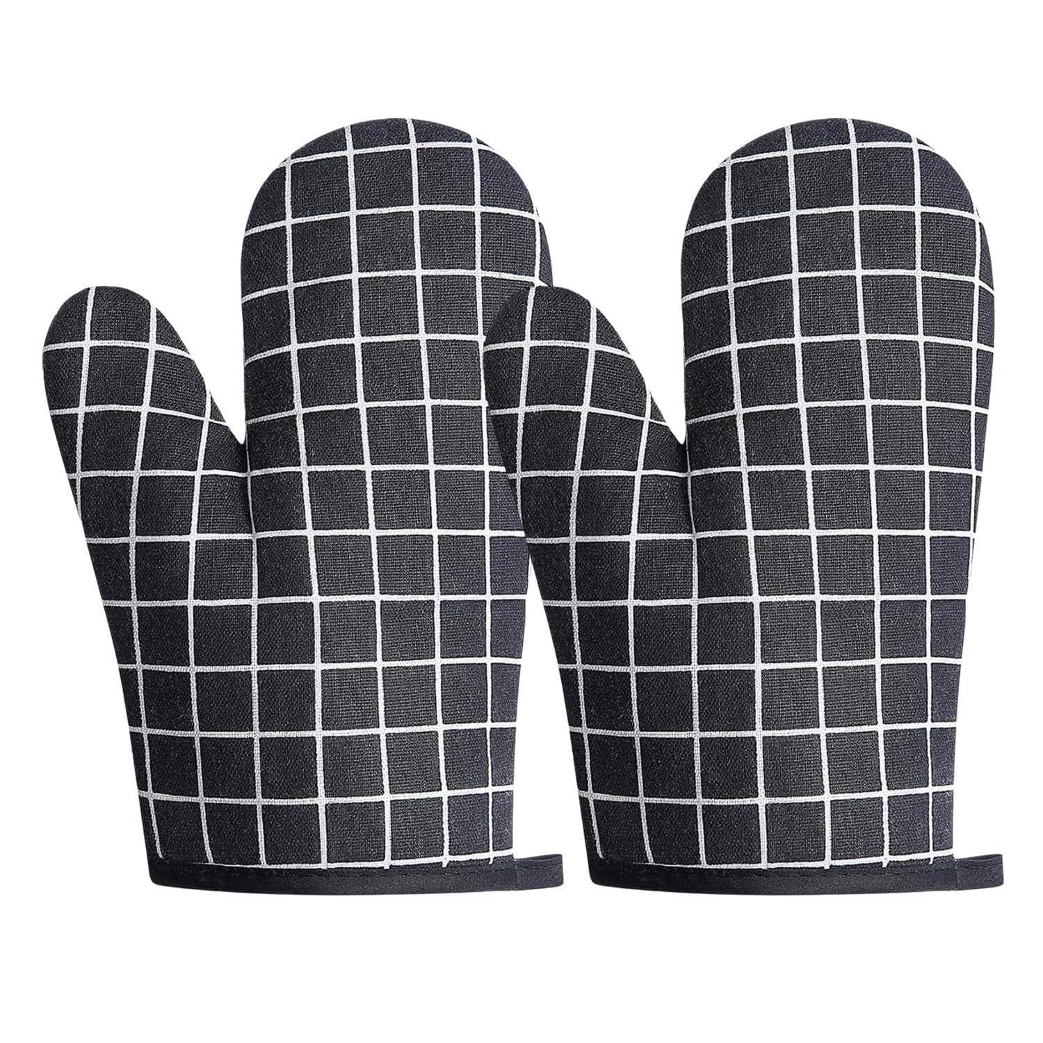 Paar schwarze Ofenhandschuhe mit weißem Gittermuster, nebeneinander auf weißem Hintergrund dargestellt.