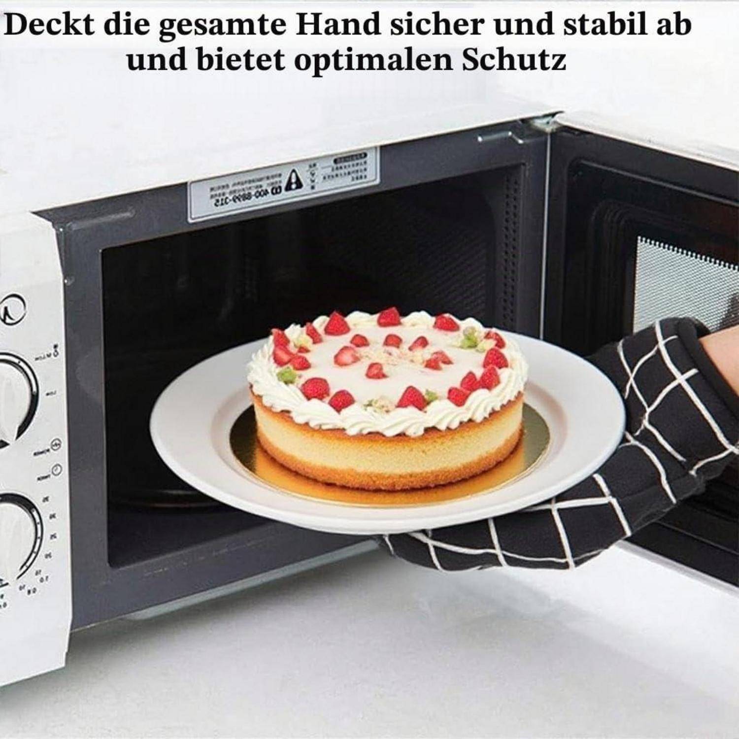 Person verwendet einen hitzebeständigen Ofenhandschuh, um einen Kuchen auf einem Teller aus einer Mikrowelle zu entfernen; deutscher Text besagt, dass er sicheren, stabilen Handschutz bietet.