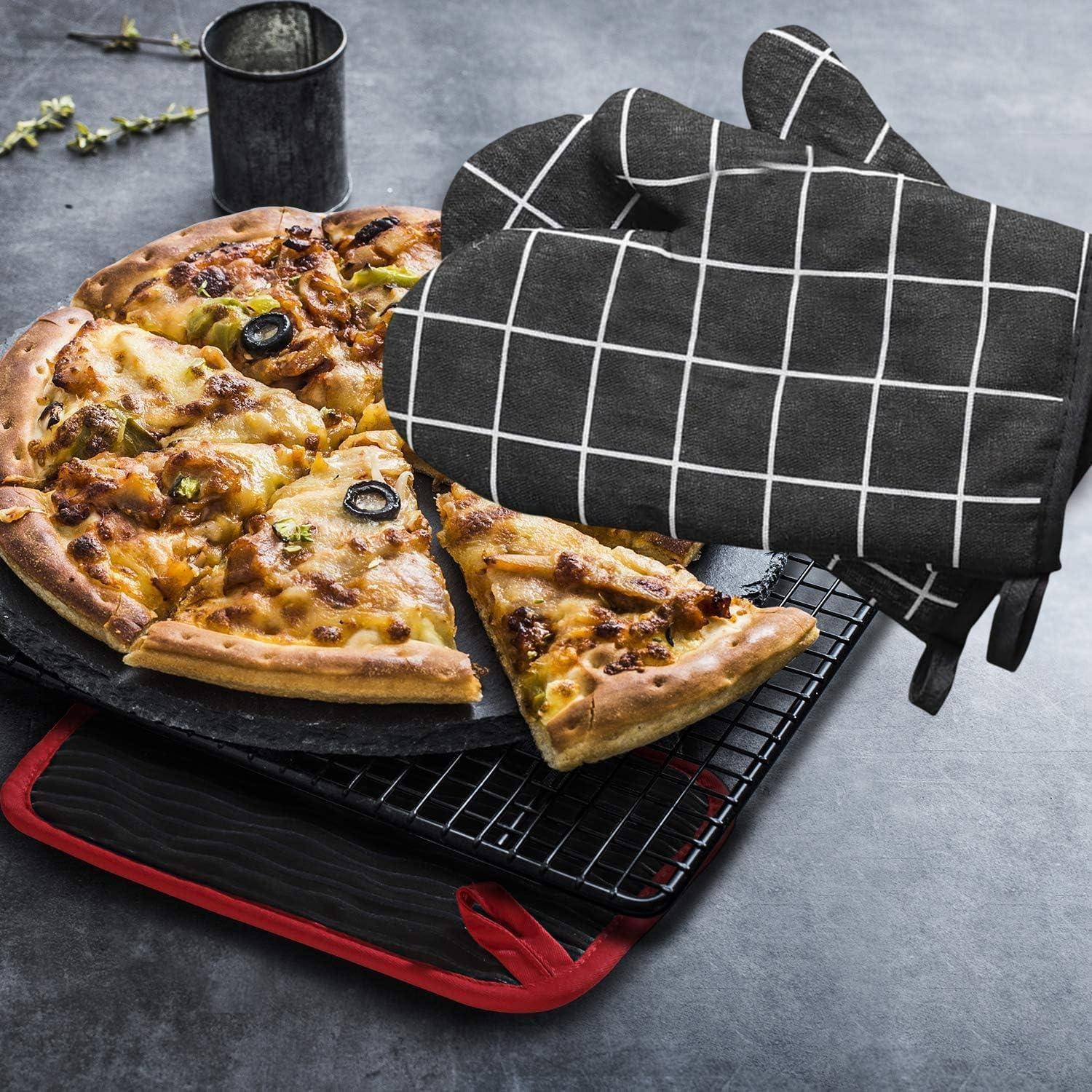 Gebackene Pizza auf einem Blech mit einem Abkühlgitter und schwarzen karierten Ofenhandschuhen, wobei ein Stück entfernt wurde.