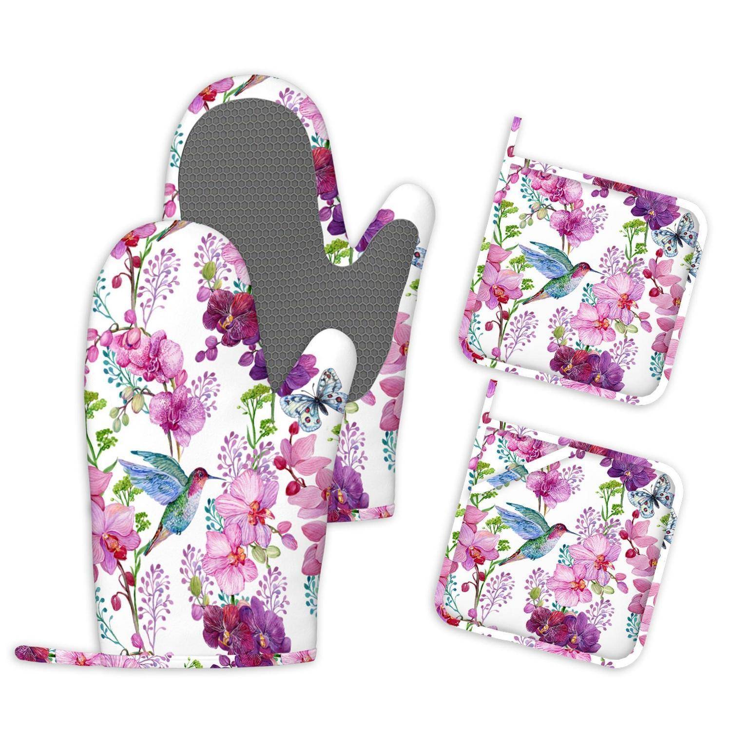 Florales Ofenhandschuh und zwei passende Topflappen mit rosa-, lila- und blauem Vogel- und Blütenmuster auf weißem Hintergrund.