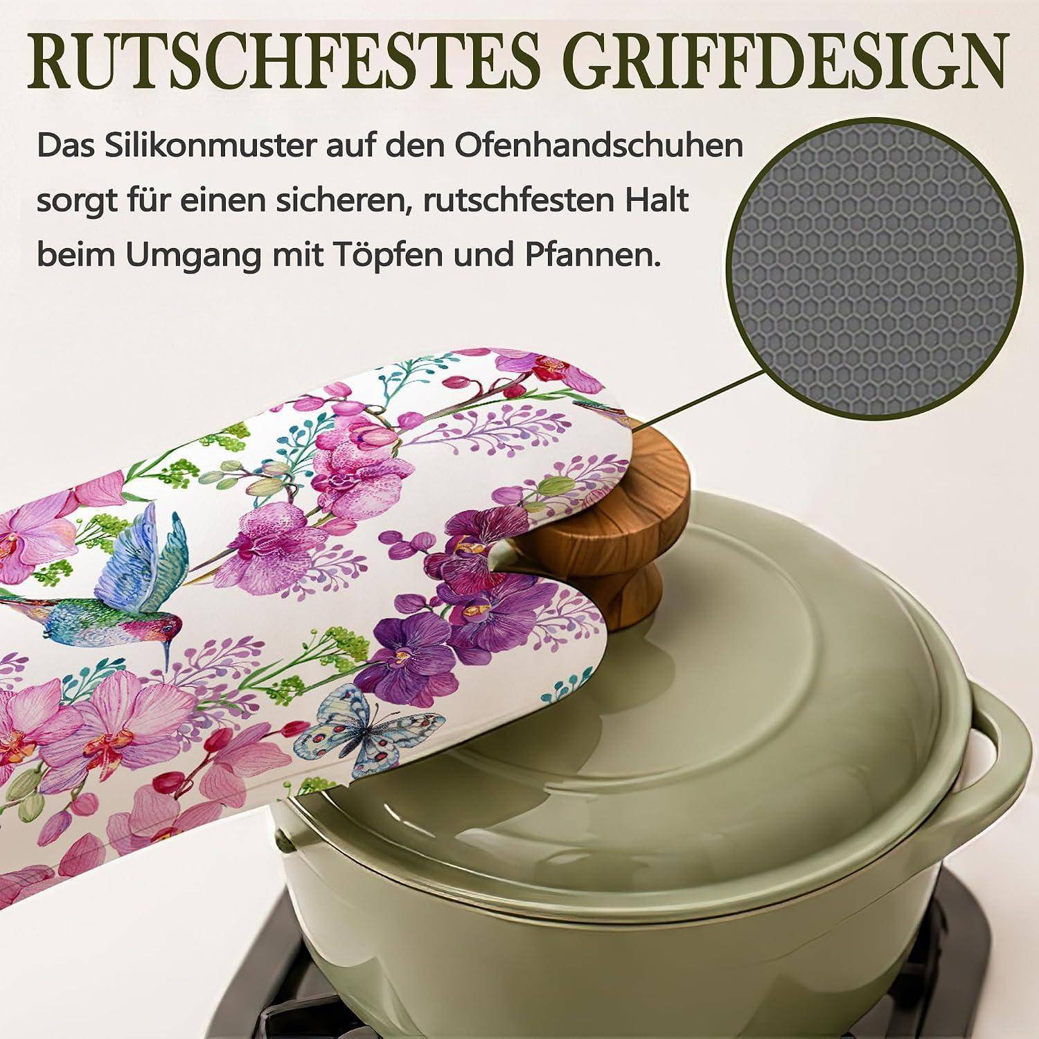 Deutsche Werbung mit floralen Ofenhandschuhen, die einen Topf greifen; der Text besagt, dass das Silikonmuster auf den Handschuhen ein sicheres, rutschfestes Greifen von Töpfen und Pfannen ermöglicht.
