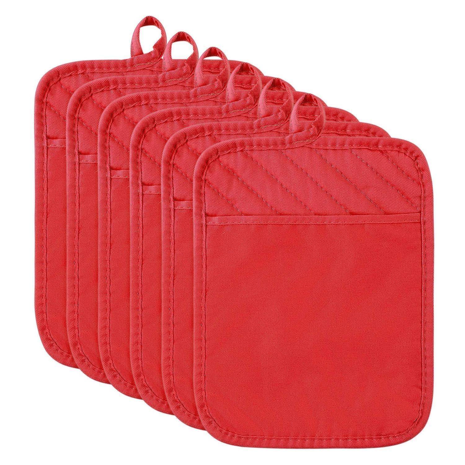 Vier rote gesteppte Topflappen, übereinander gestapelt, jeder mit einer Aufhängeschlaufe und einer Tasche an der Vorderseite.