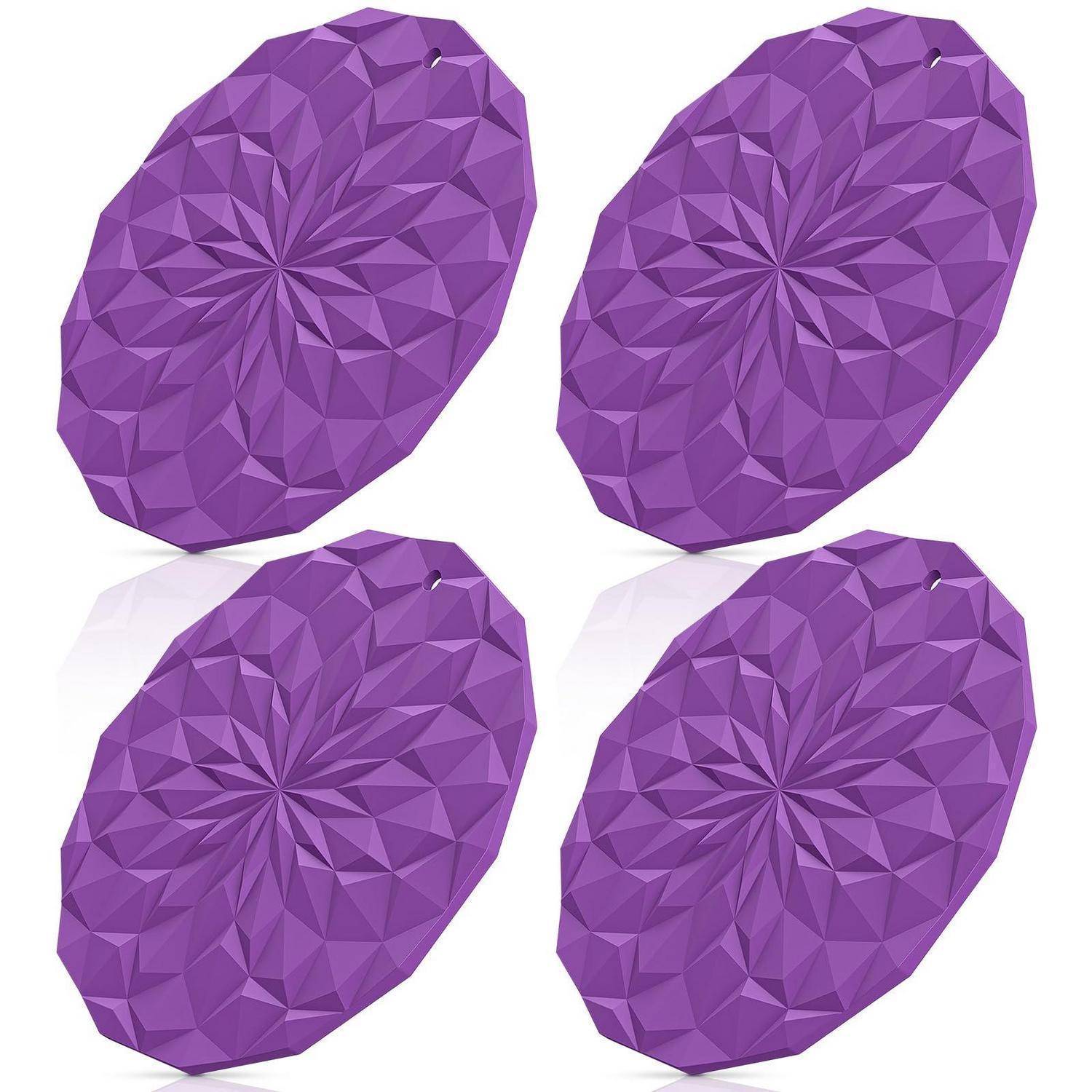 Vier violette facettierte ovale Edelsteine in einem 2x2-Raster auf weißem Hintergrund angeordnet.