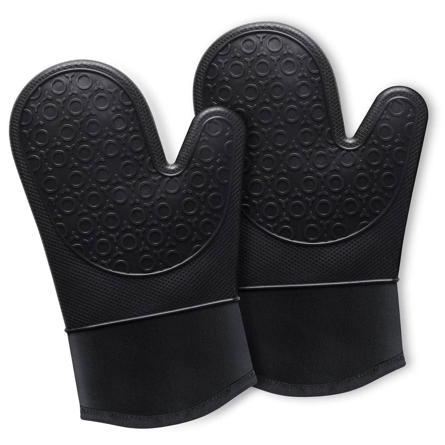 Paar schwarze isolierte Ofenhandschuhe mit strukturierten, rutschfesten Griffflächen auf einfachem Hintergrund.