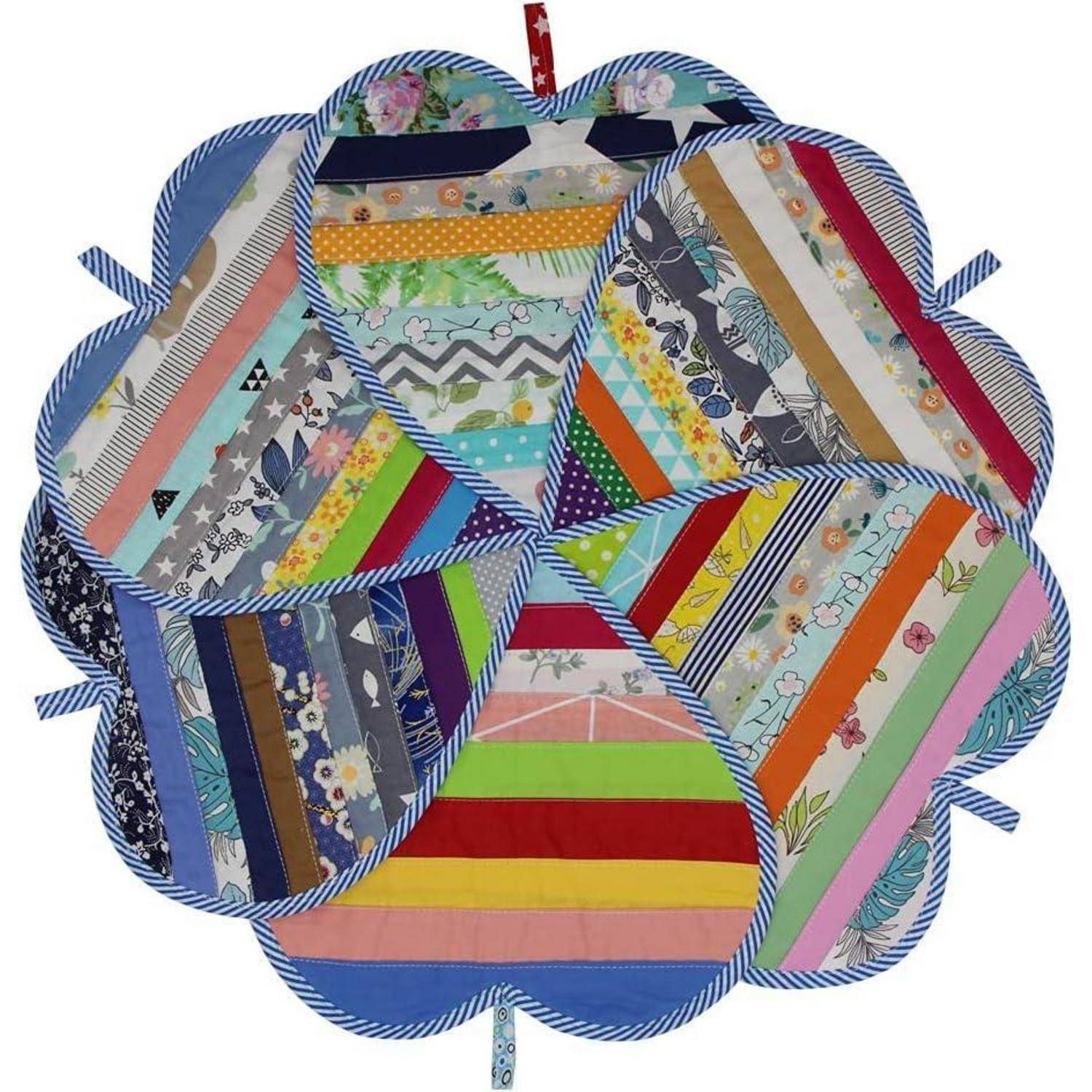 Ein farbenfrohes Stoffflickwerk-Blumenmuster oder Quiltblock mit sechs herzförmigen Blütenblättern, von denen jedes aus gestreiftem und gemustertem Stoff besteht.