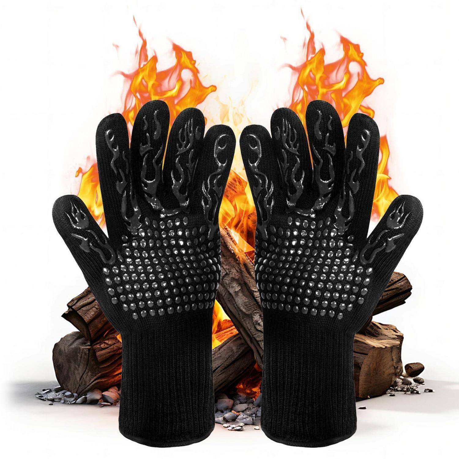 Paar schwarzer hitzebeständiger Handschuhe mit Griffpunkten, gezeigt vor brennenden Holzscheiten, um den feuerfesten Schutz zu demonstrieren.
