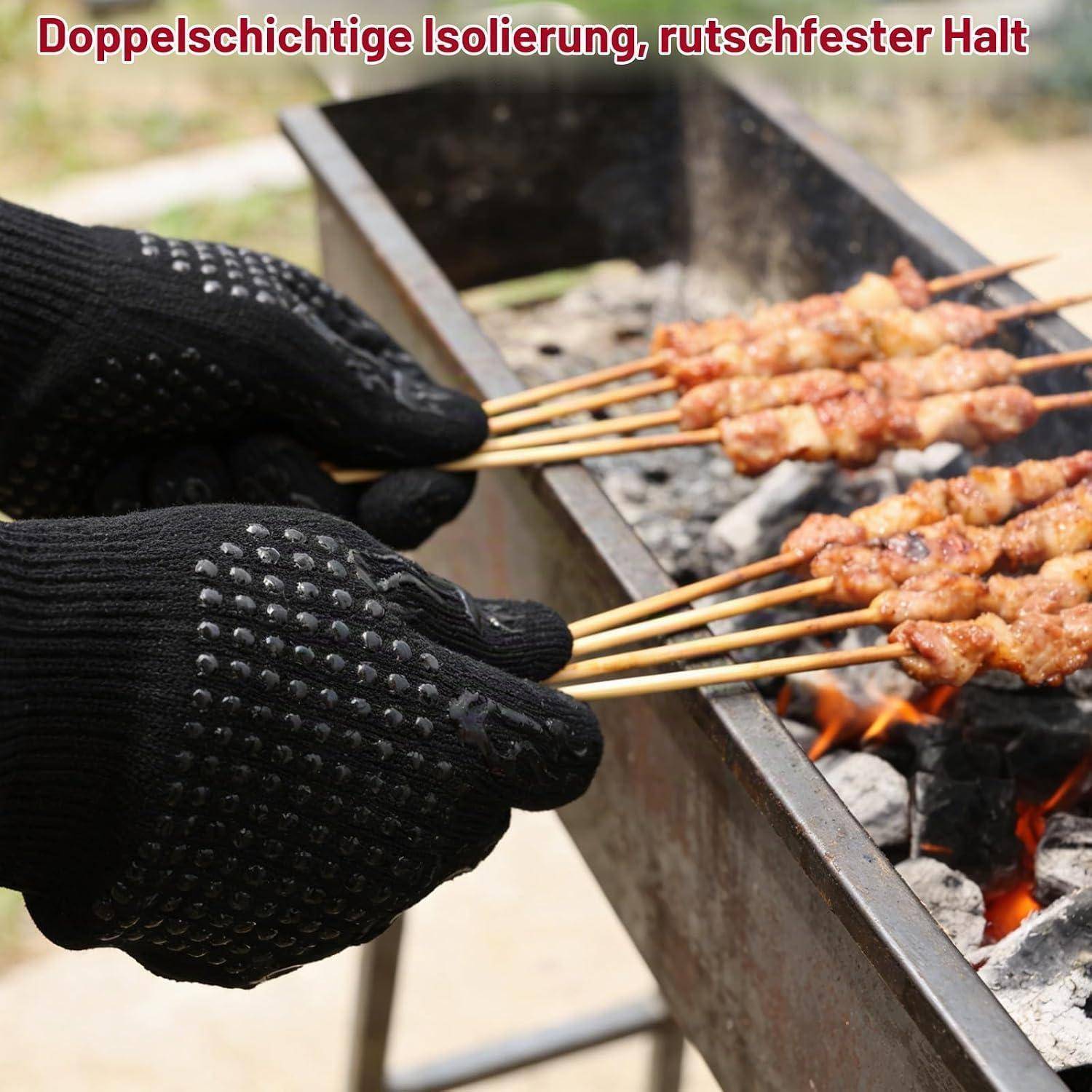 Behandschuhte Hände grillen Fleischspieße über heißen Kohlen; Text liest sich wie 'Doppelschichtige Isolierung, rutschfester Halt'.