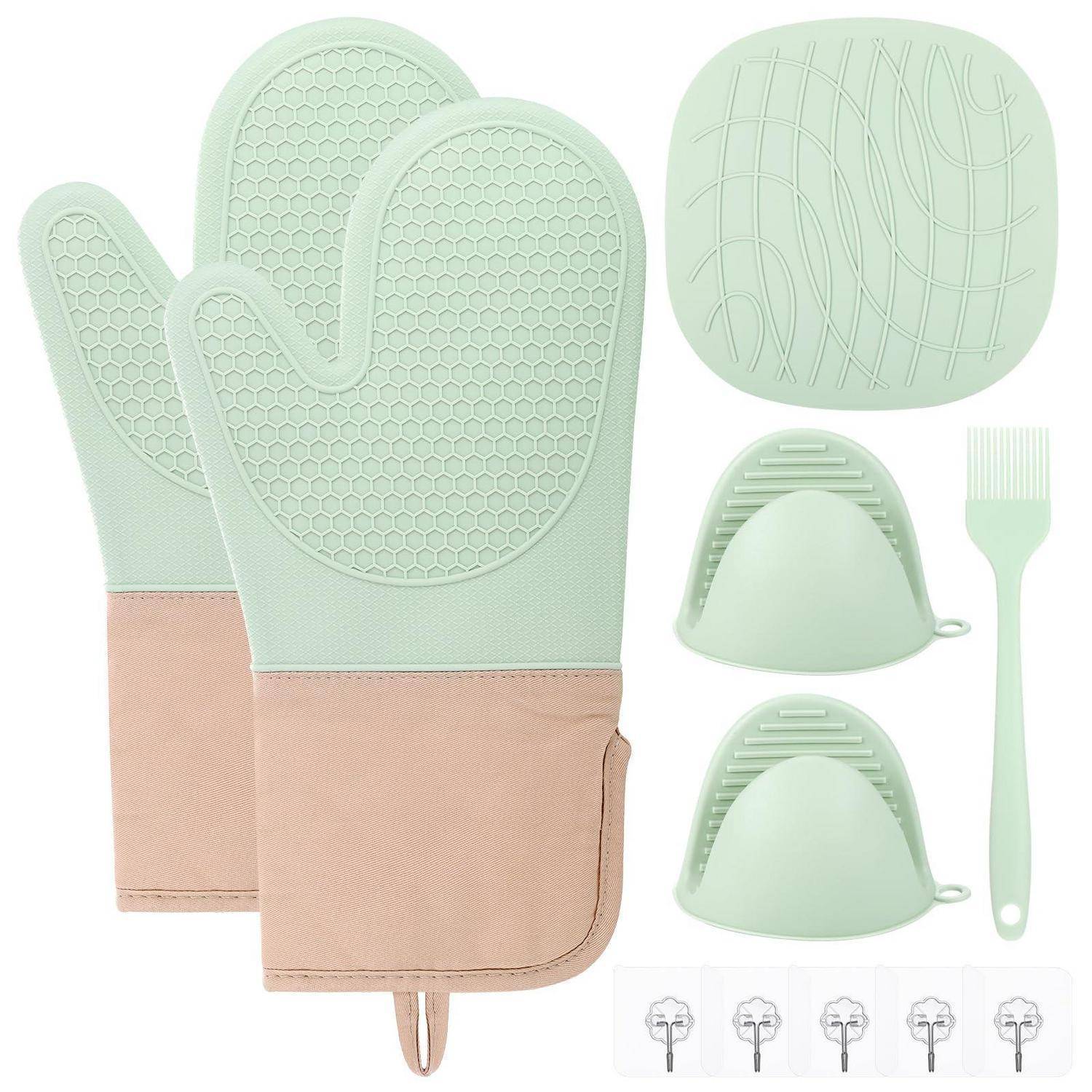 Minzgrüne Silikon-Ofenhandschuhe, Topfuntersetzer, Topflappen und Pinsel, gezeigt als hitzebeständiges Küchenzubehör-Set.