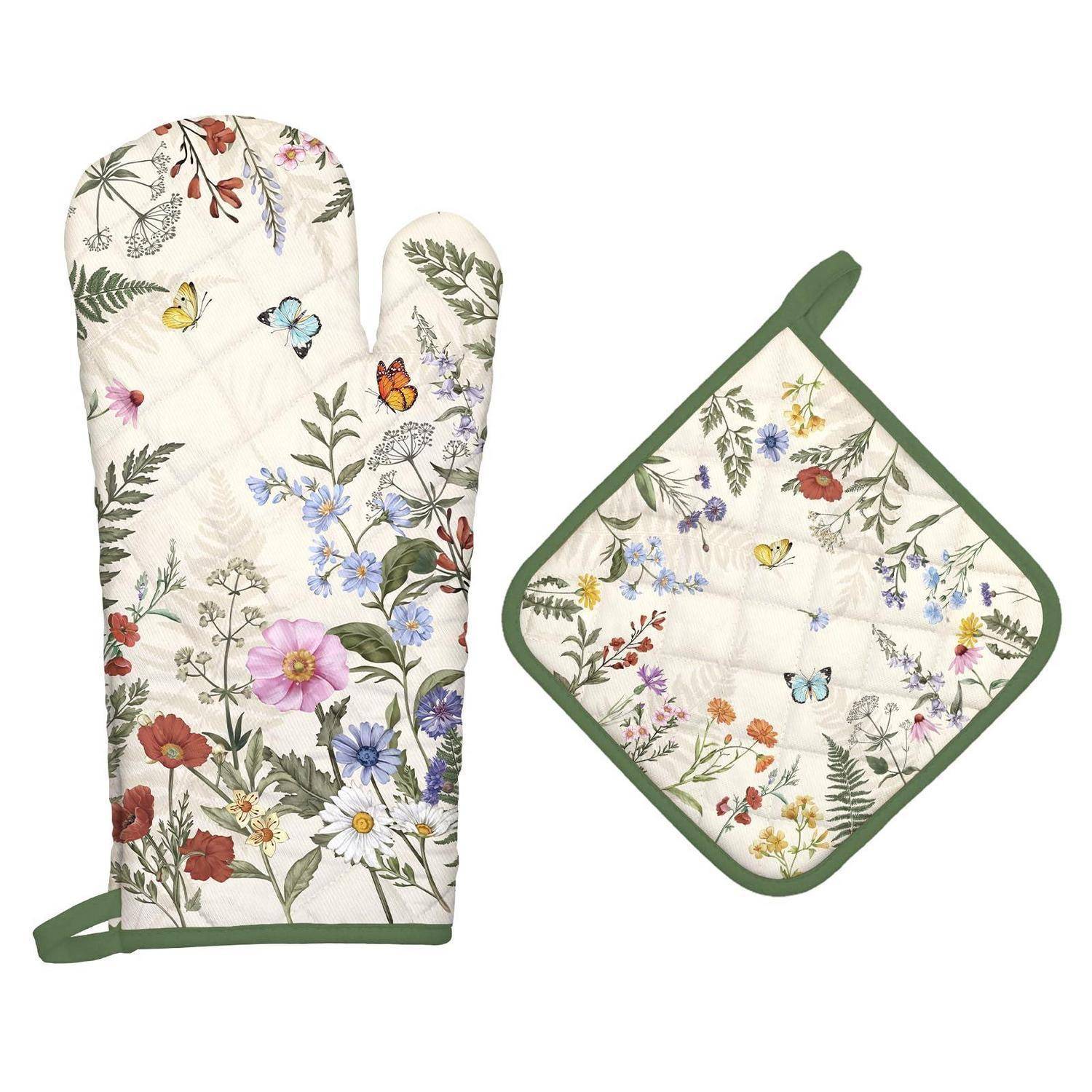 Blumiger Schmetterlingsofenhandschuh und passender gesteppter Topflappen mit grünem Besatz auf weißem Hintergrund.