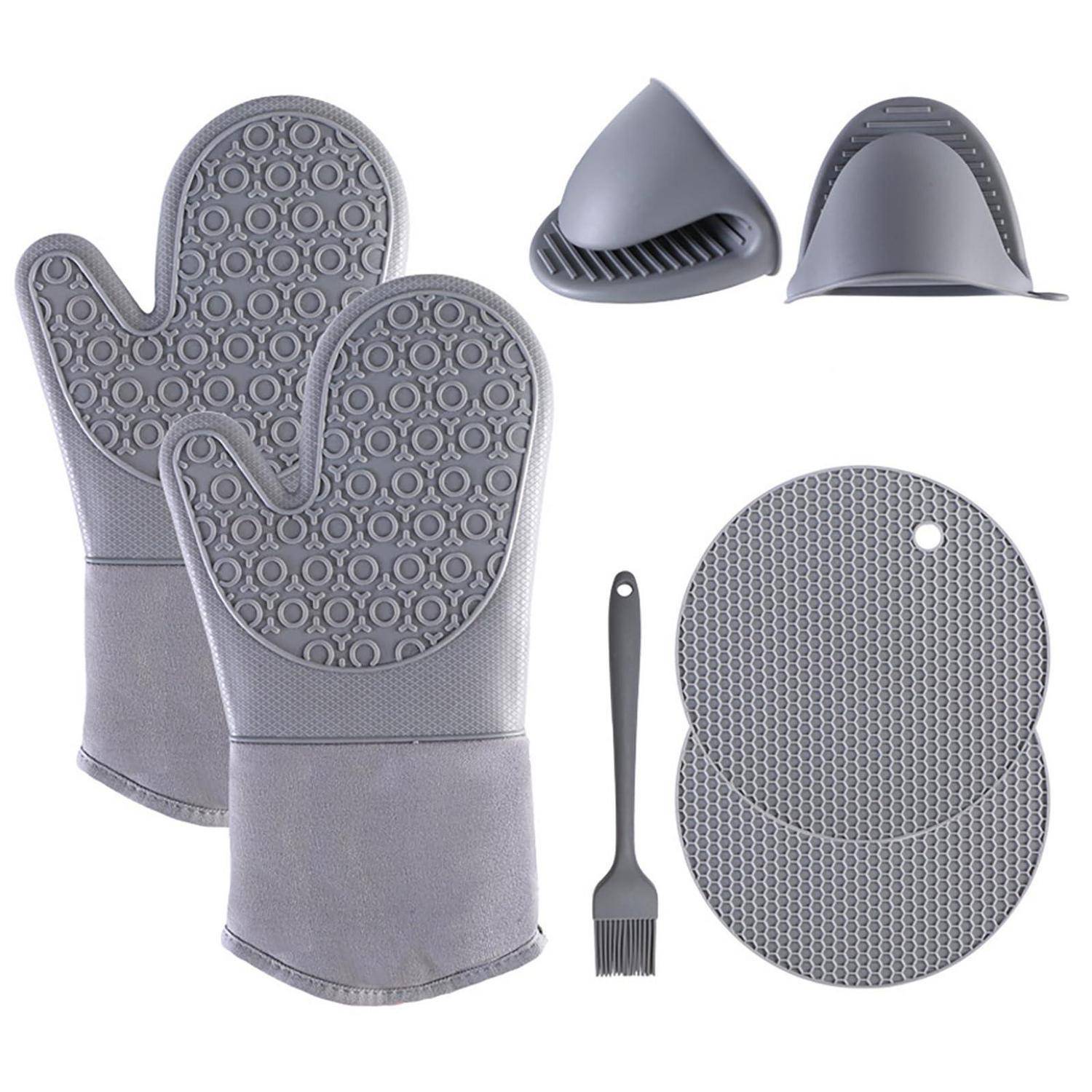 Graues Silikon-Küchenzubehör: zwei Ofenhandschuhe, zwei Topflappen, einen Küchenpinsel zum Bespitzen und zwei passende Topfdeckelgriffe auf weißem Hintergrund.