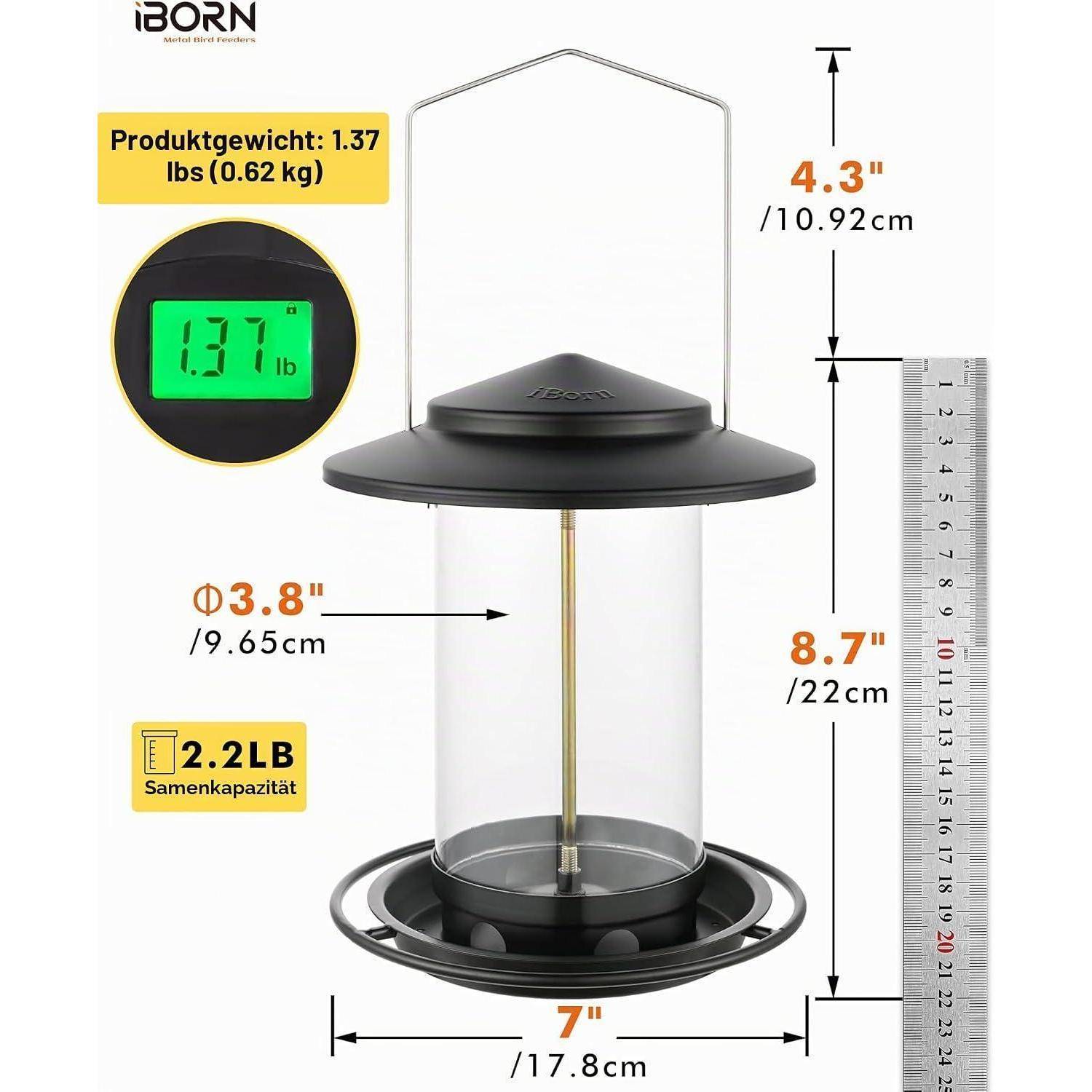 Infografik eines Laternen-Futterautomaten mit Produktgewicht 1,37 lb, Fassungsvermögen 2,2 lb und Abmessungen: 7 Zoll breit, 8,7 Zoll hoch, 4,3 Zoll Oberhöhe, 3,8 Zoll Durchmesser.