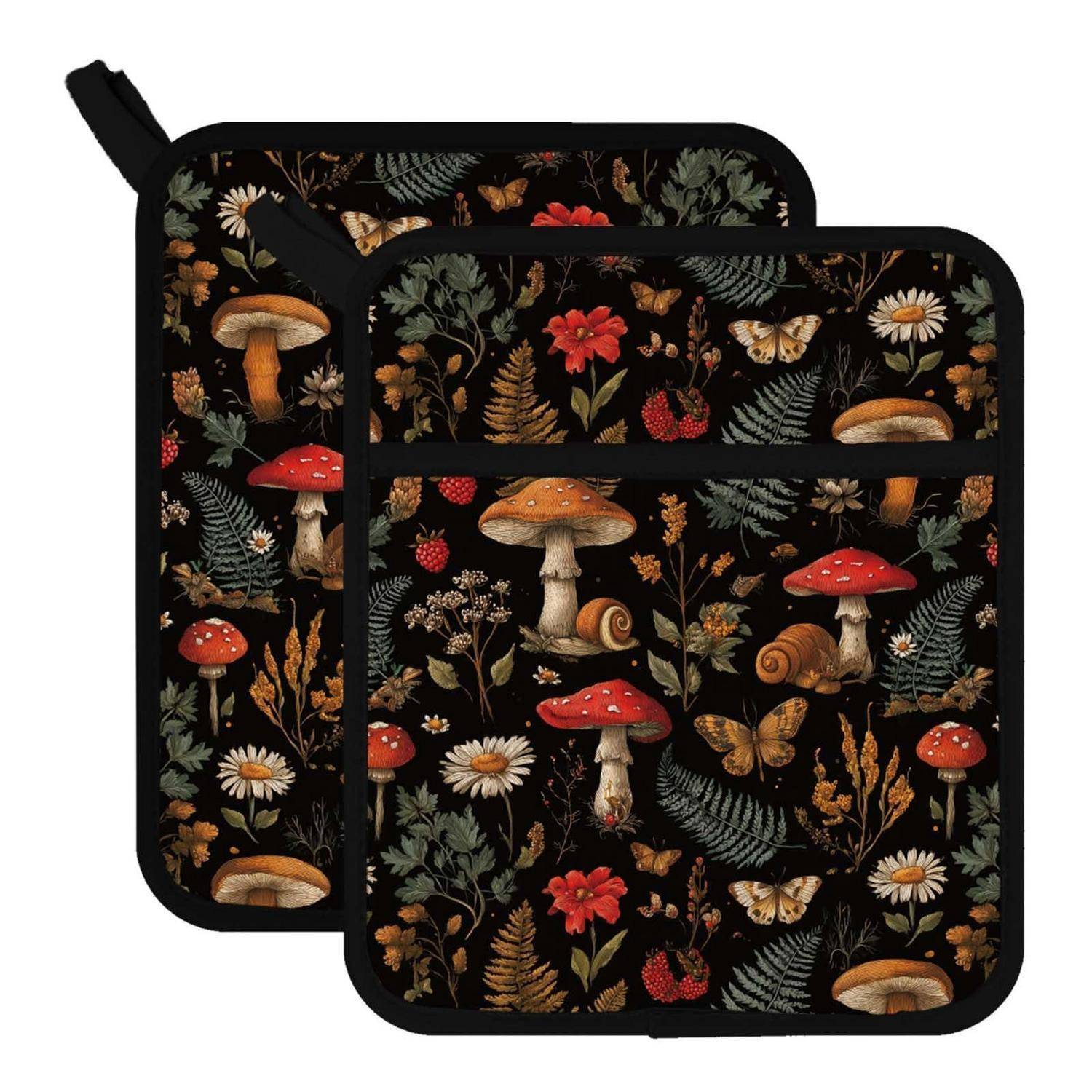 Zwei schwarze Topfuntersetzer mit einem Muster aus Pilz, Blume, Schmetterling und Farn, übereinander angeordnet auf weißem Hintergrund gezeigt.