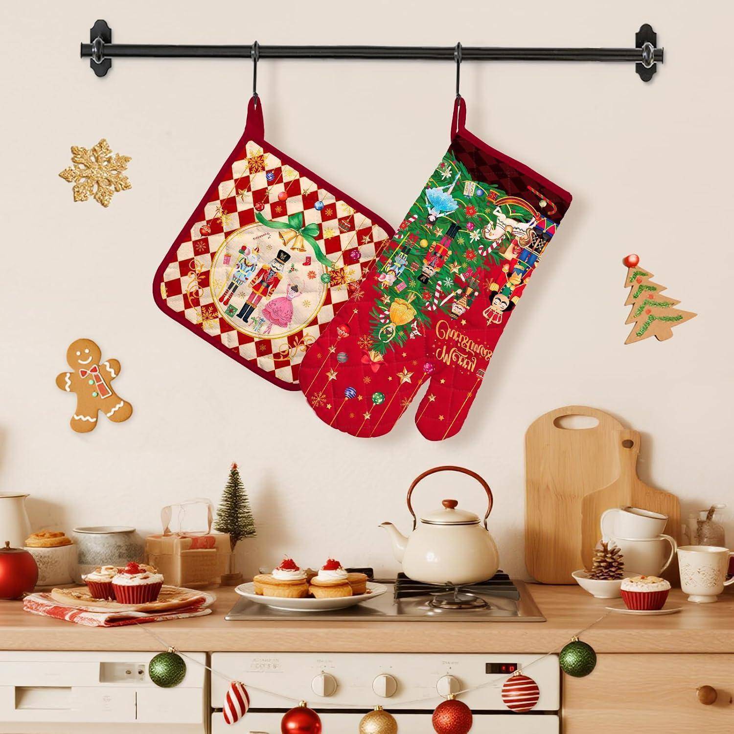 Zwei Weihnachtsstrümpfe hängen an einer Wandhalterung über einer Küchentheke, die mit Weihnachtsbackwerk und Schmuckstücken dekoriert ist.