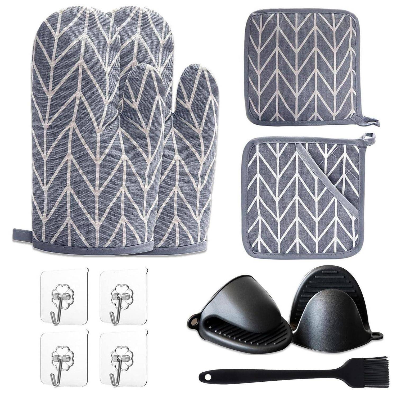 Grauer gemusterter Ofenhandschuh-Set mit zwei Topflappen, vier Klebehaken und einem schwarzen Silikon-Bratenpinsel.
